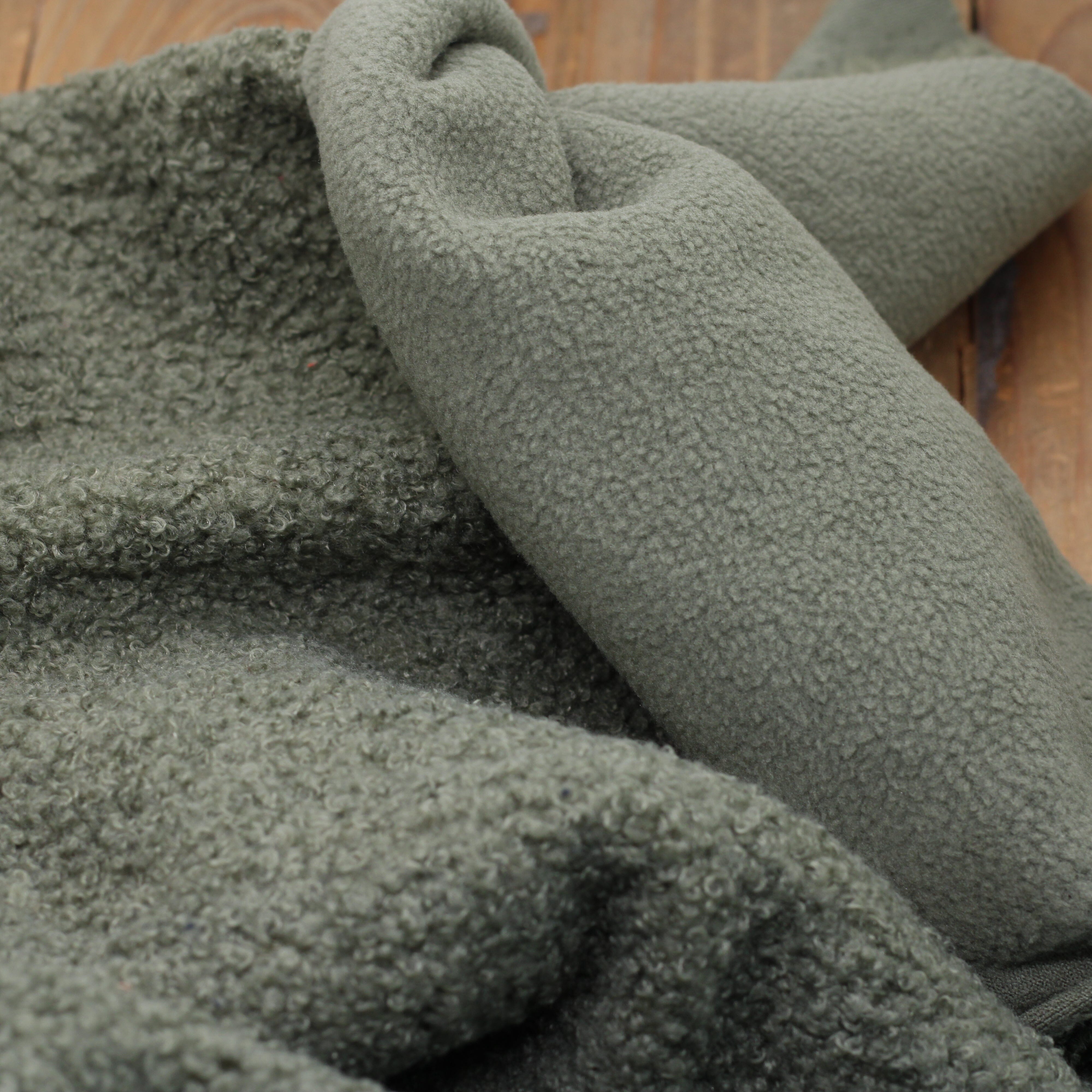 Tissu fausse fourrure bouclette Polaire - Vert Kaki (Vendu x10cm) Tissus Sélection Gaspard & Léonie | Gaspard et Léonie Tissus en ligne et Mercerie à Toulouse