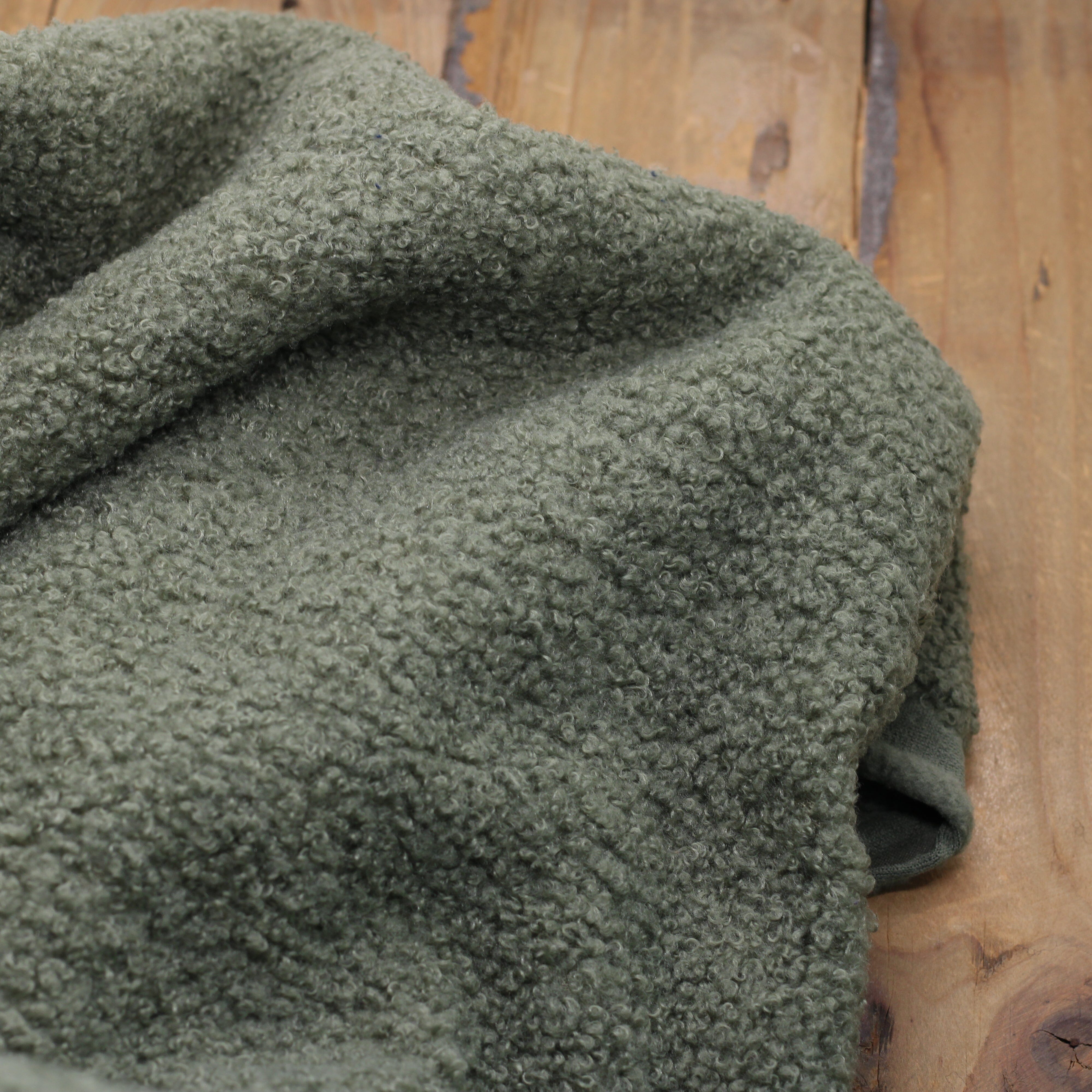 Tissu fausse fourrure bouclette Polaire - Vert Kaki (Vendu x10cm) Tissus Sélection Gaspard & Léonie | Gaspard et Léonie Tissus en ligne et Mercerie à Toulouse