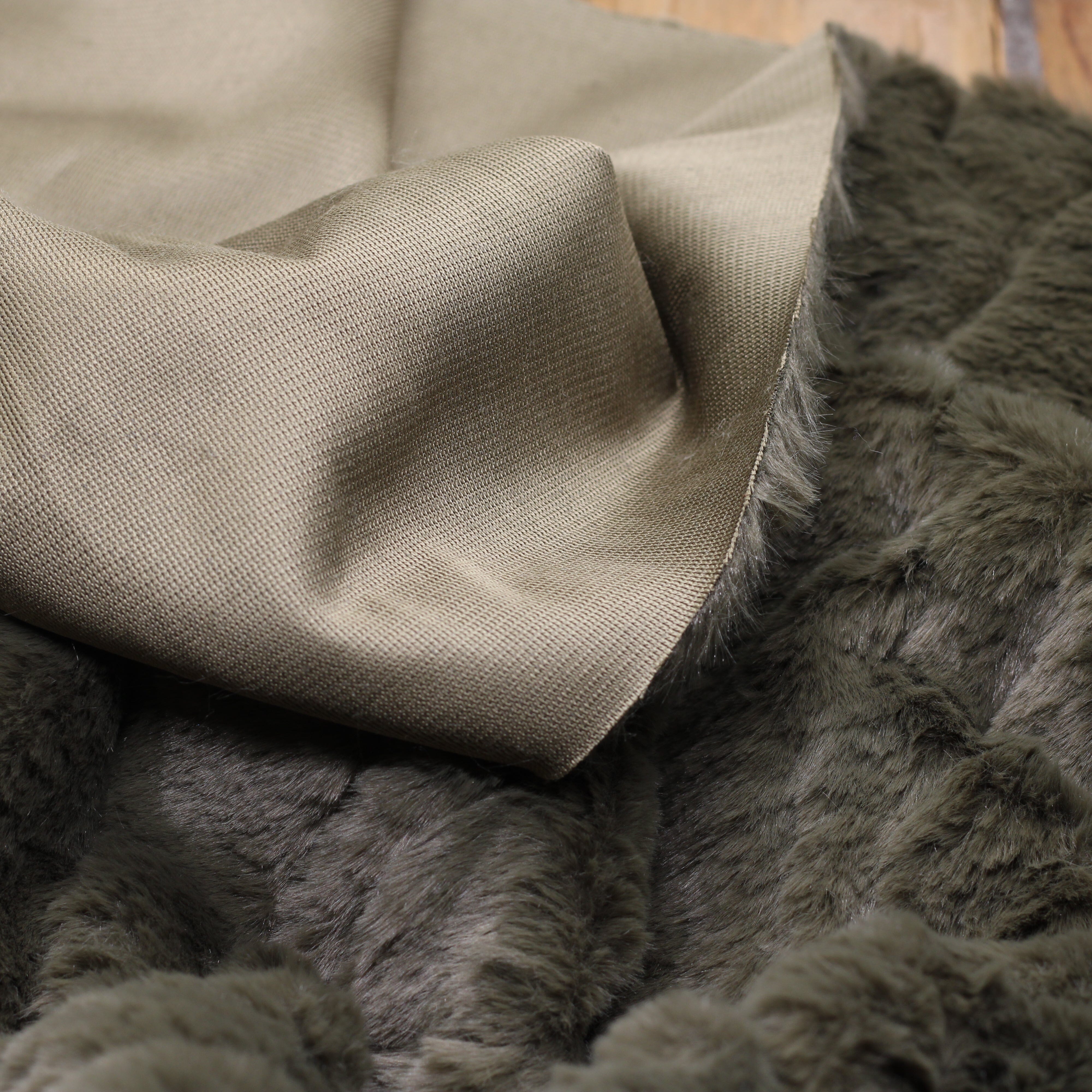 Tissu fausse fourrure - MALOU - Vert kaki (Vendu x10cm) Tissus Sélection Gaspard & Léonie | Gaspard et Léonie Tissus en ligne et Mercerie à Toulouse