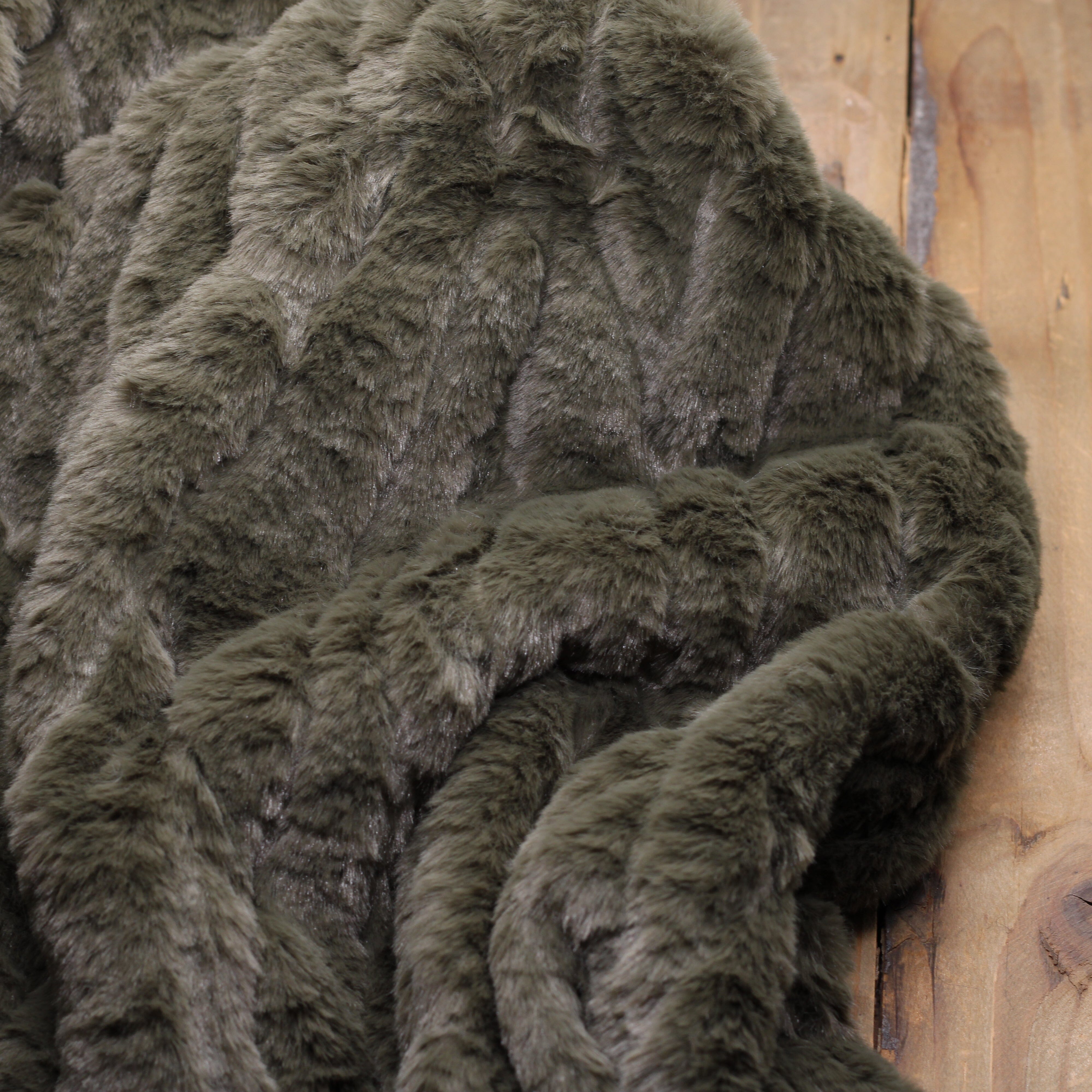 Tissu fausse fourrure - MALOU - Vert kaki (Vendu x10cm) Tissus Sélection Gaspard & Léonie | Gaspard et Léonie Tissus en ligne et Mercerie à Toulouse