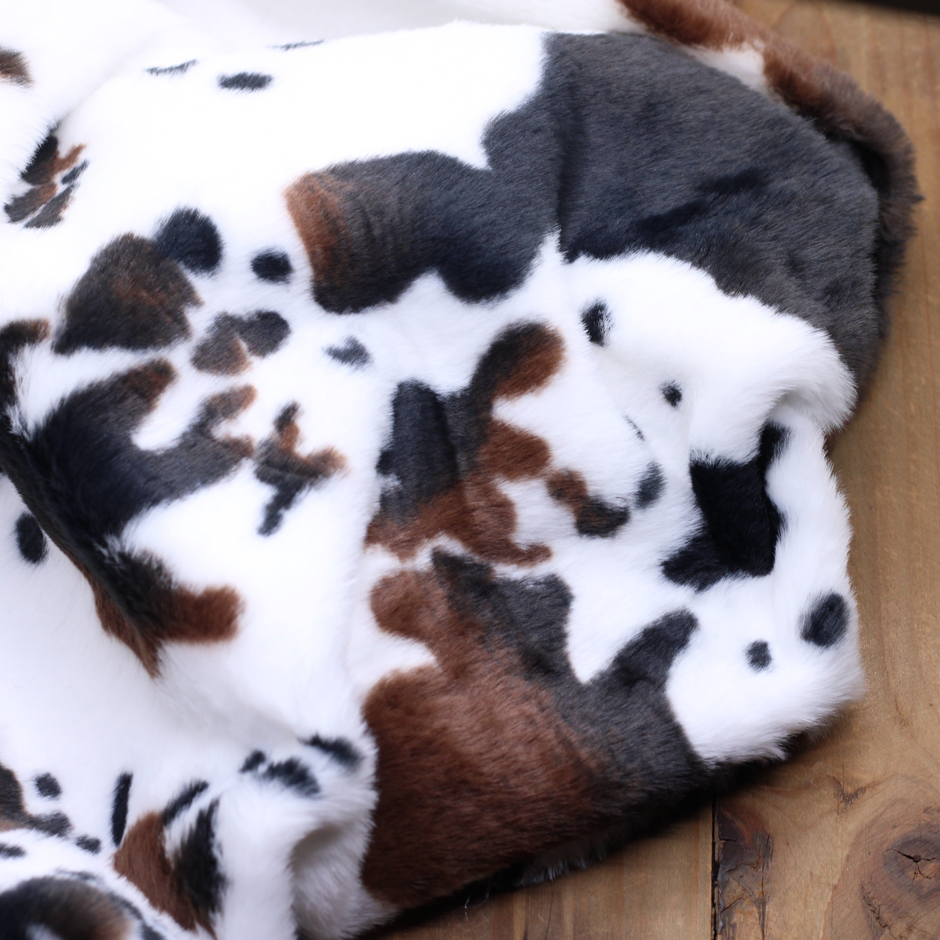 Tissu fausse fourrure VACHE - Blanc (Vendu x10cm) Tissus Sélection Gaspard & Léonie | Gaspard et Léonie Tissus en ligne et Mercerie à Toulouse