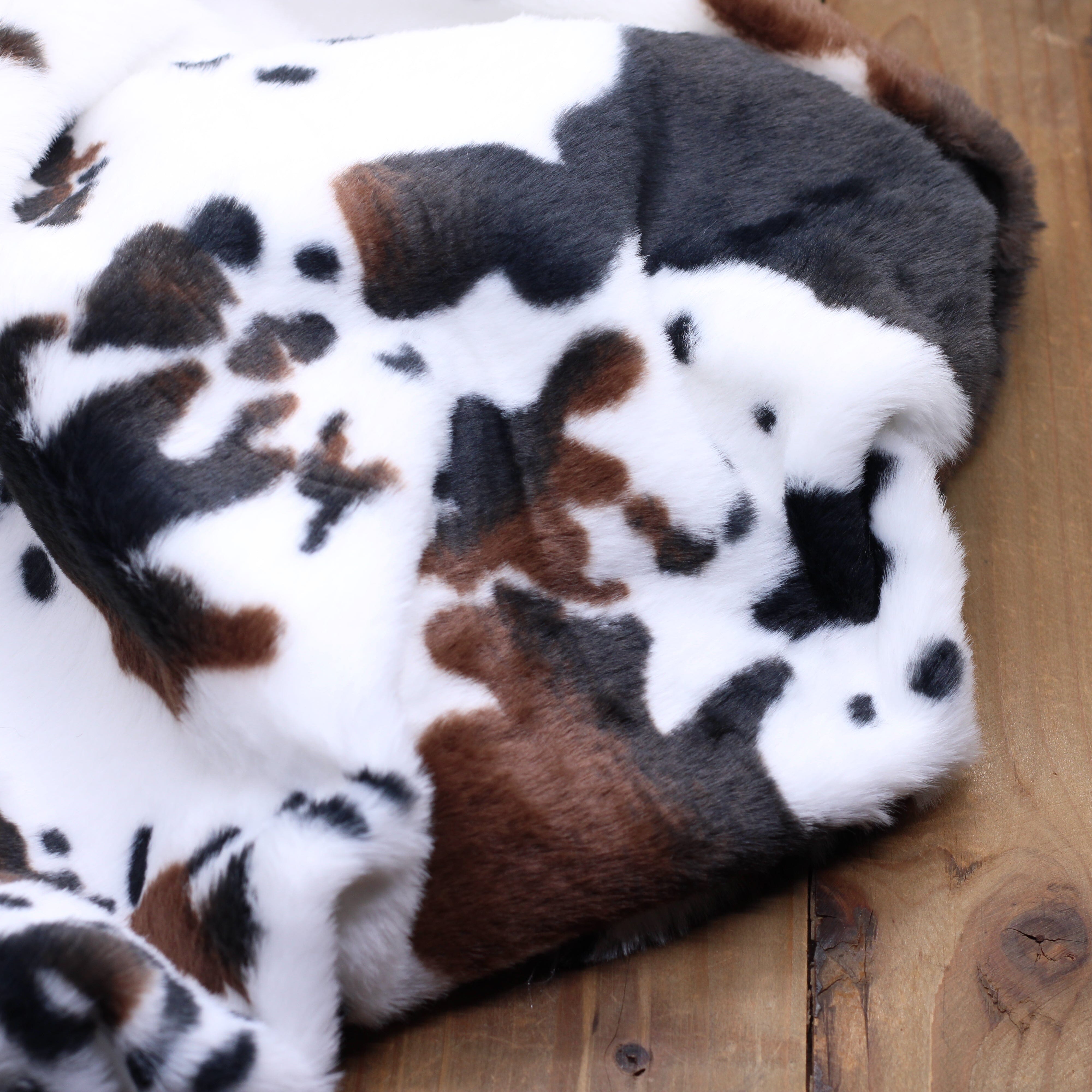 Tissu fausse fourrure VACHE - Blanc (Vendu x10cm) Tissus Sélection Gaspard & Léonie | Gaspard et Léonie Tissus en ligne et Mercerie à Toulouse