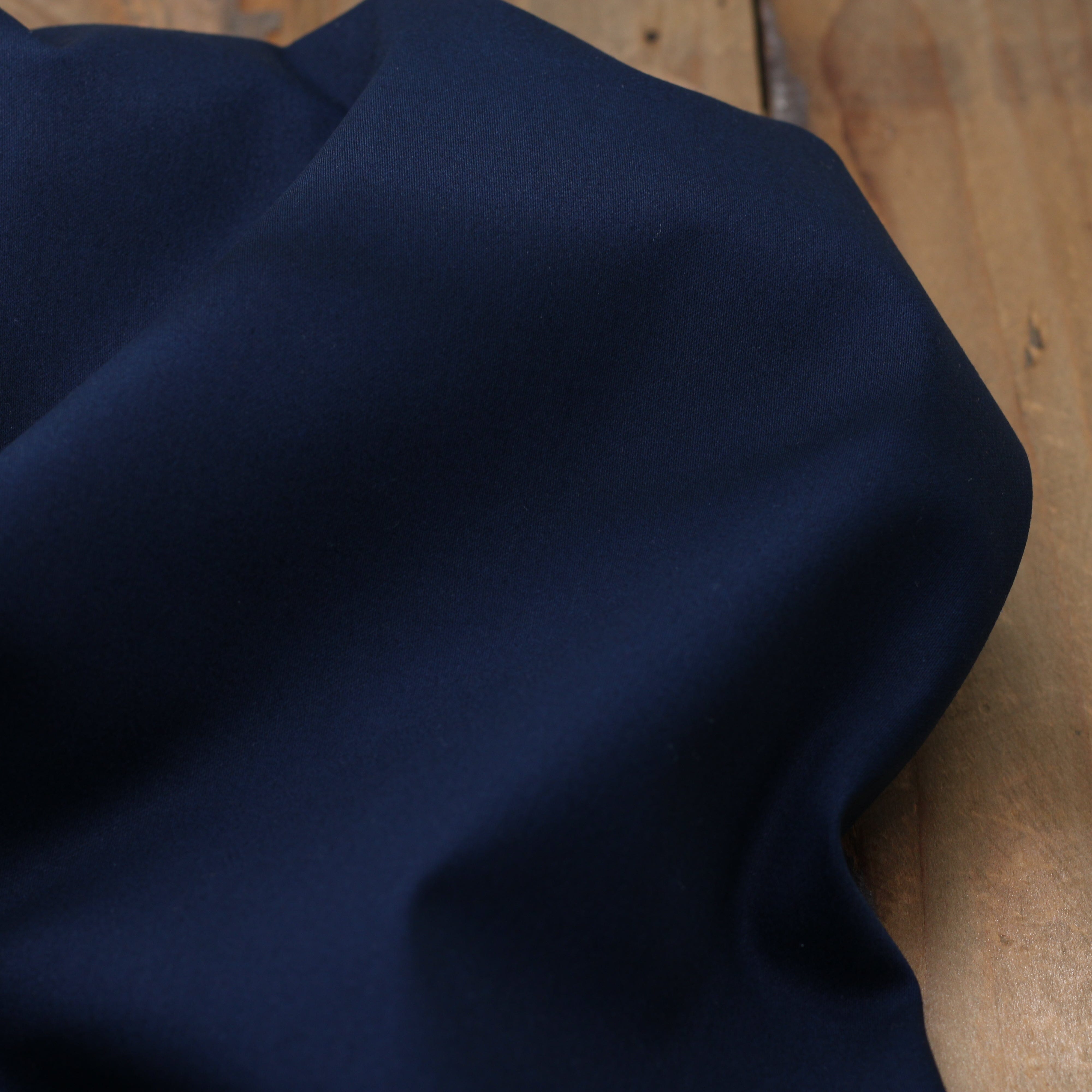 Tissu Fine Gabardine de coton unie Stretch - Bleu marine (Vendu par 10cm) Tissus Sélection Gaspard & Léonie | Gaspard et Léonie Tissus en ligne et Mercerie à Toulouse