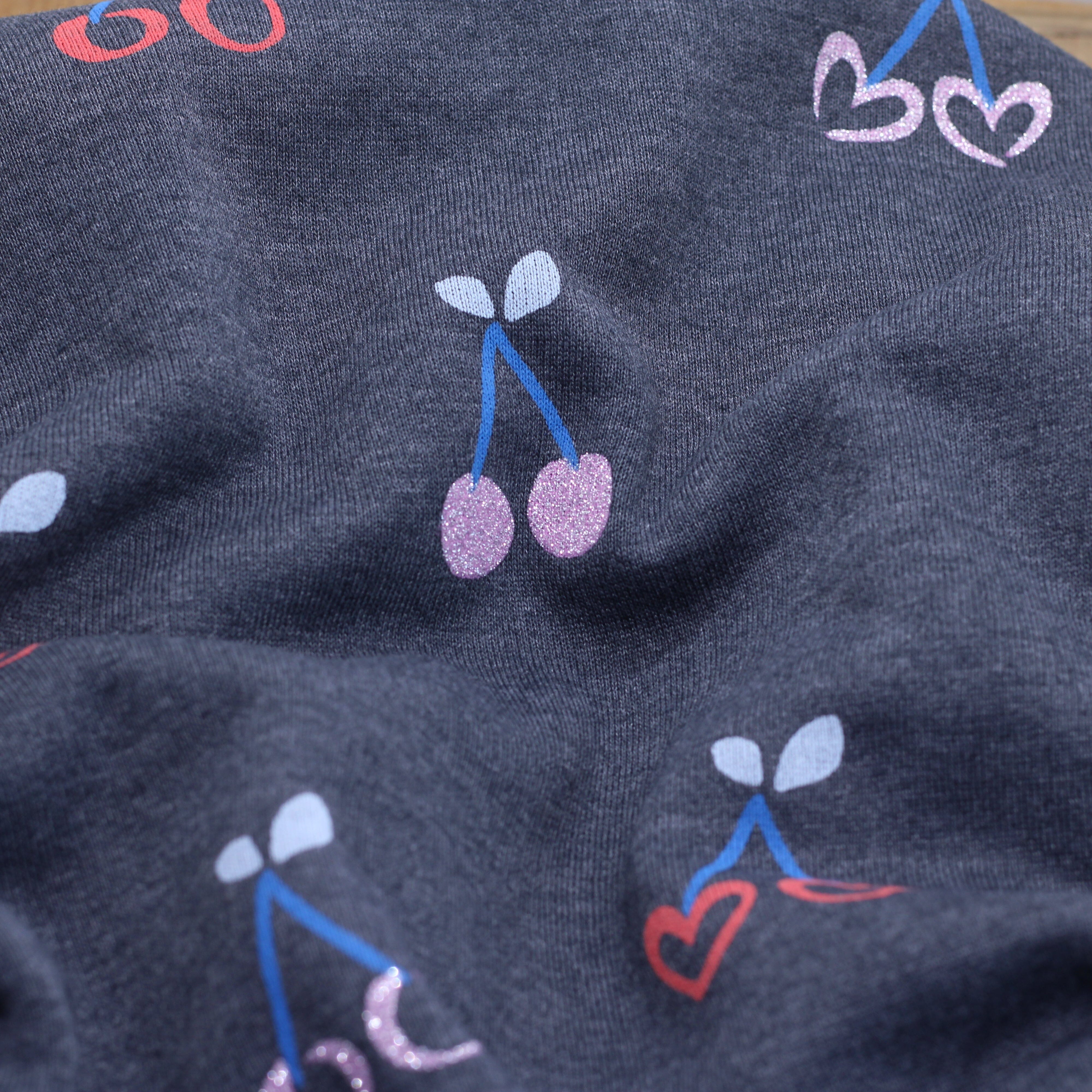 Tissu French terry - CHERRIE HEART Glitter - Gris foncé chiné (Vendu x10cm) Tissus POPPY Designed For You | Gaspard et Léonie Tissus en ligne et Mercerie à Toulouse