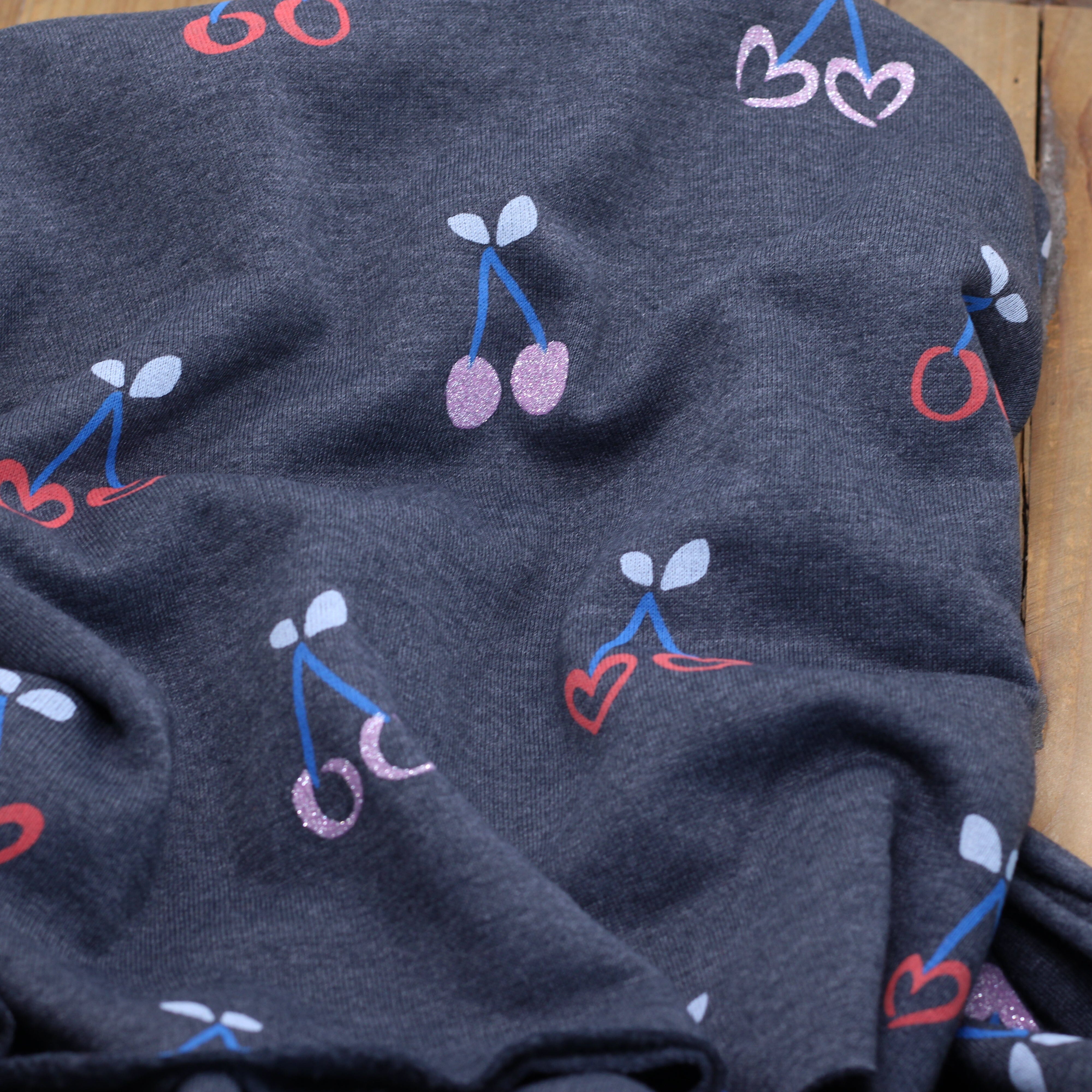 Tissu French terry - CHERRIE HEART Glitter - Gris foncé chiné (Vendu x10cm) Tissus POPPY Designed For You | Gaspard et Léonie Tissus en ligne et Mercerie à Toulouse