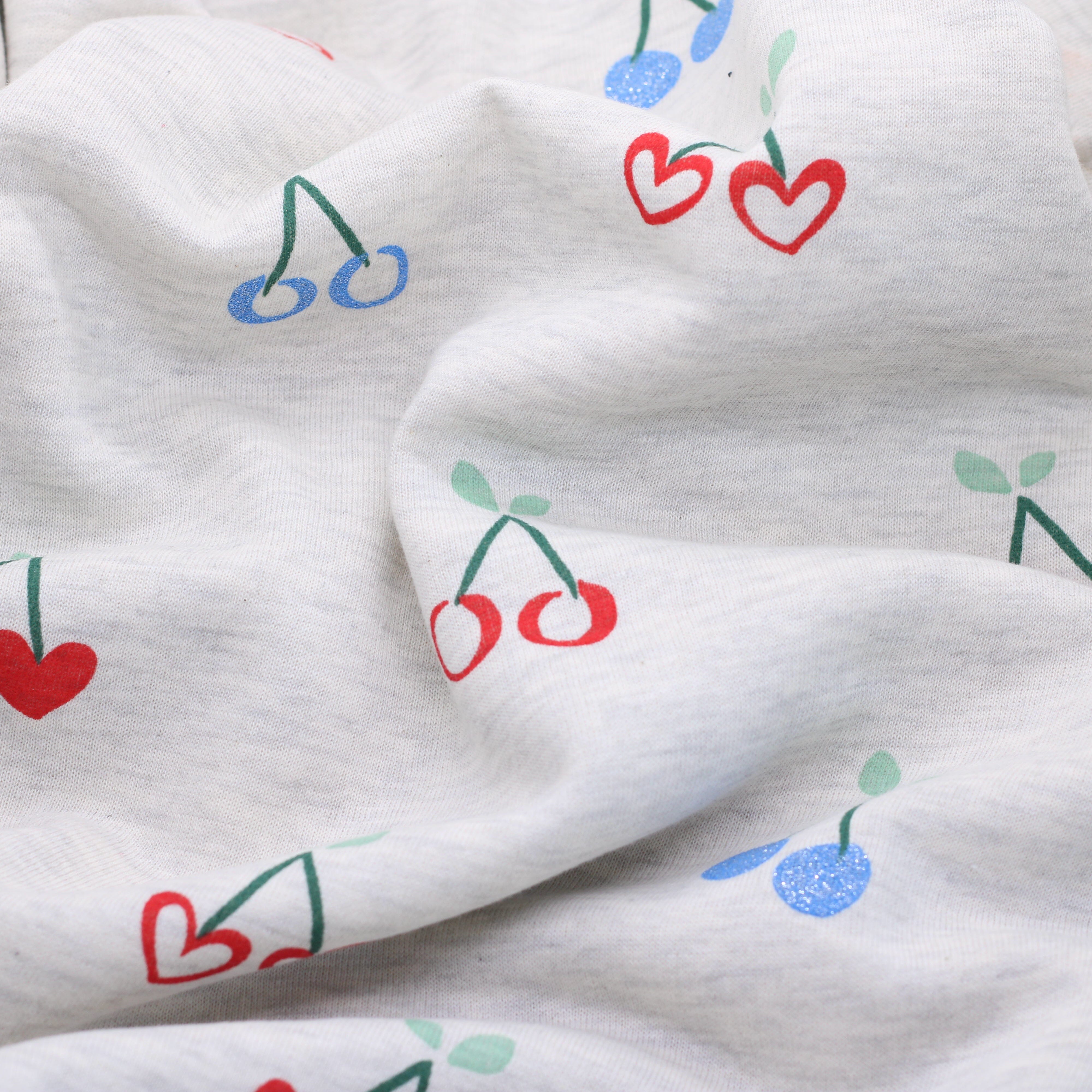 Tissu French terry - CHERRIE HEART - Gris clair chiné (Vendu x10cm) Tissus POPPY Designed For You | Gaspard et Léonie Tissus en ligne et Mercerie à Toulouse