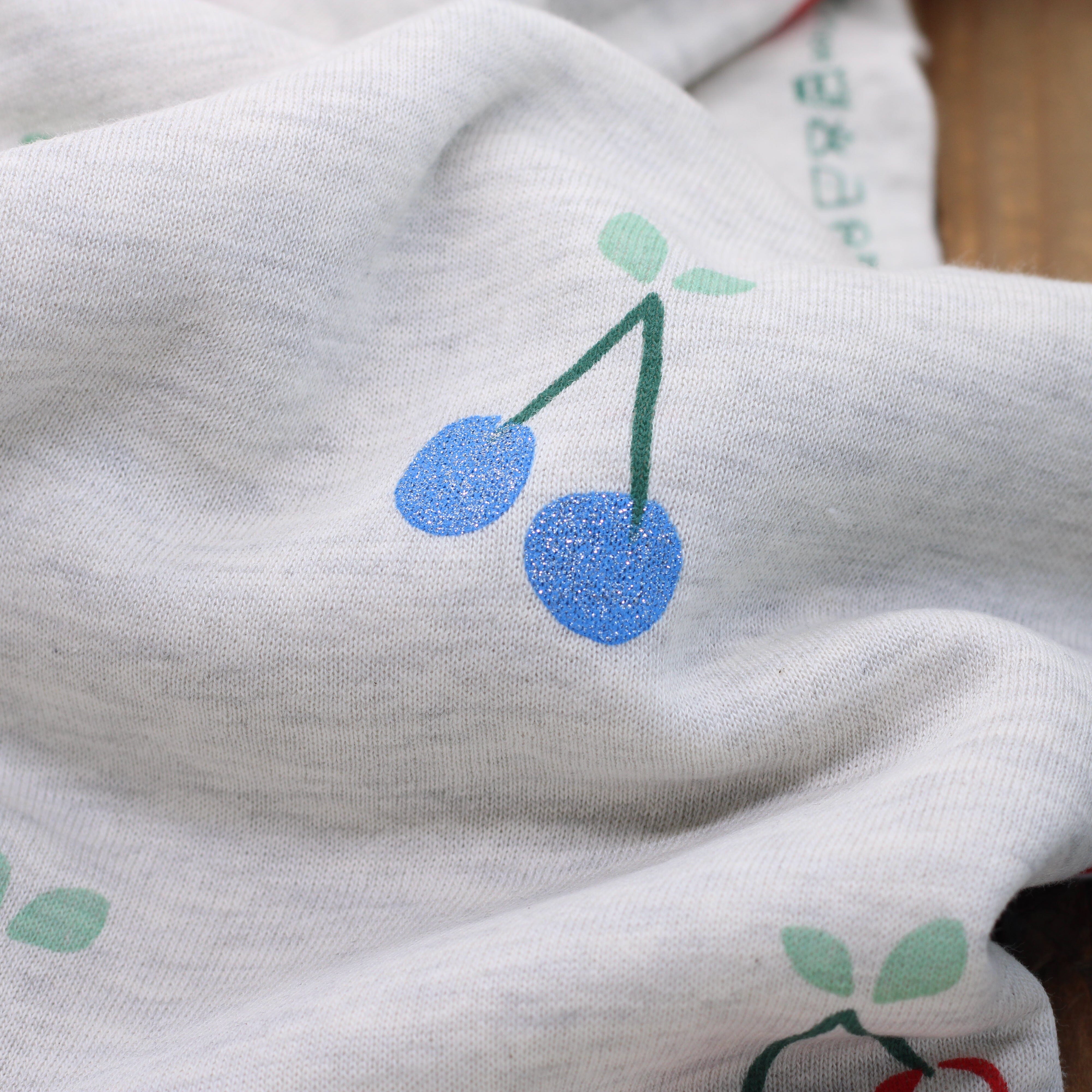 Tissu French terry - CHERRIE HEART - Gris clair chiné (Vendu x10cm) Tissus POPPY Designed For You | Gaspard et Léonie Tissus en ligne et Mercerie à Toulouse