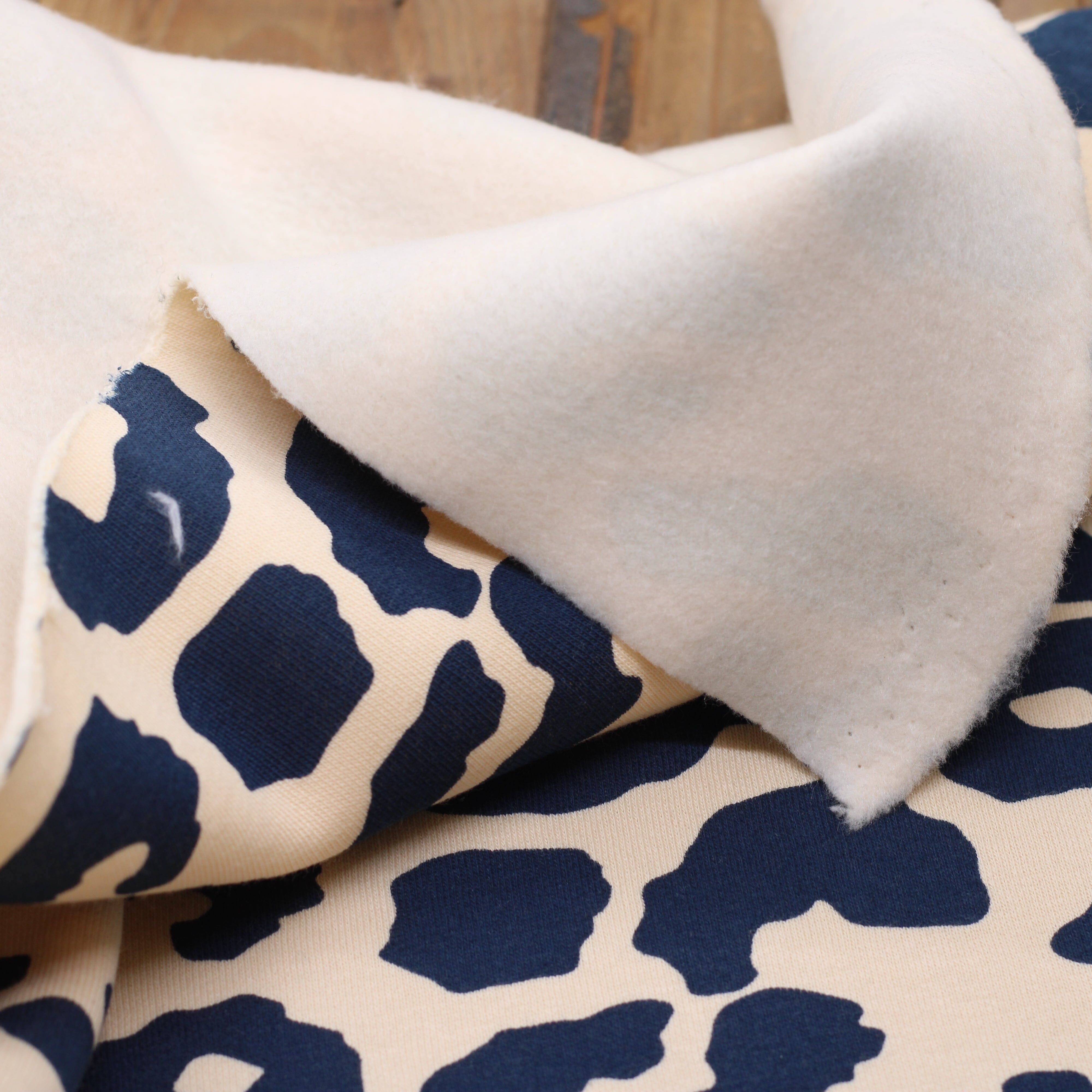 Tissu French Terry Gratté BIO - LEOPOARD - Marine / Ecru Vendu x10cm) Tissus Sélection Gaspard & Léonie | Gaspard et Léonie Tissus en ligne et Mercerie à Toulouse