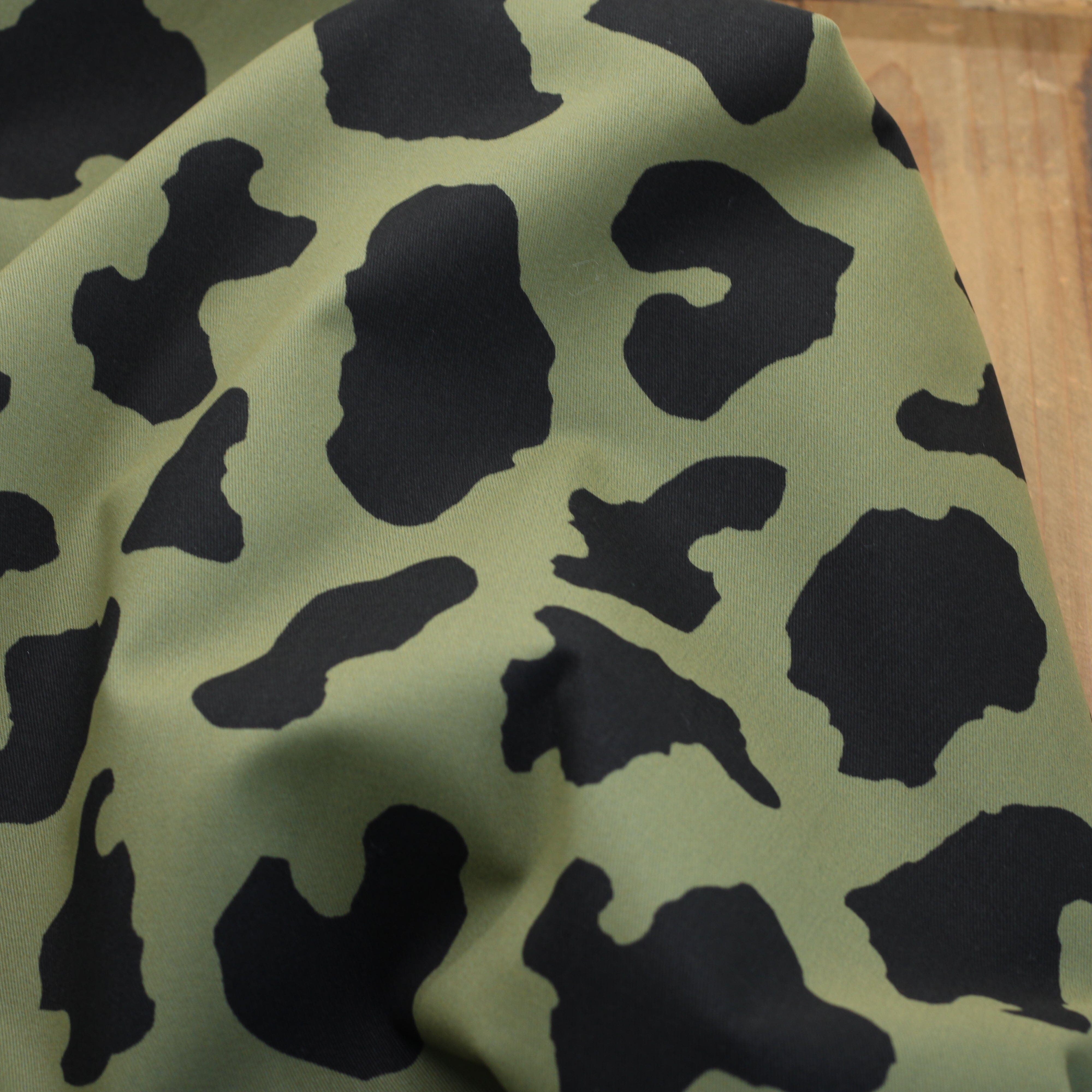 Tissu gabardine de coton Stretch- BIG LEO - Vert Kaki (Vendu x10cm) Tissus Sélection Gaspard & Léonie | Gaspard et Léonie Tissus en ligne et Mercerie à Toulouse