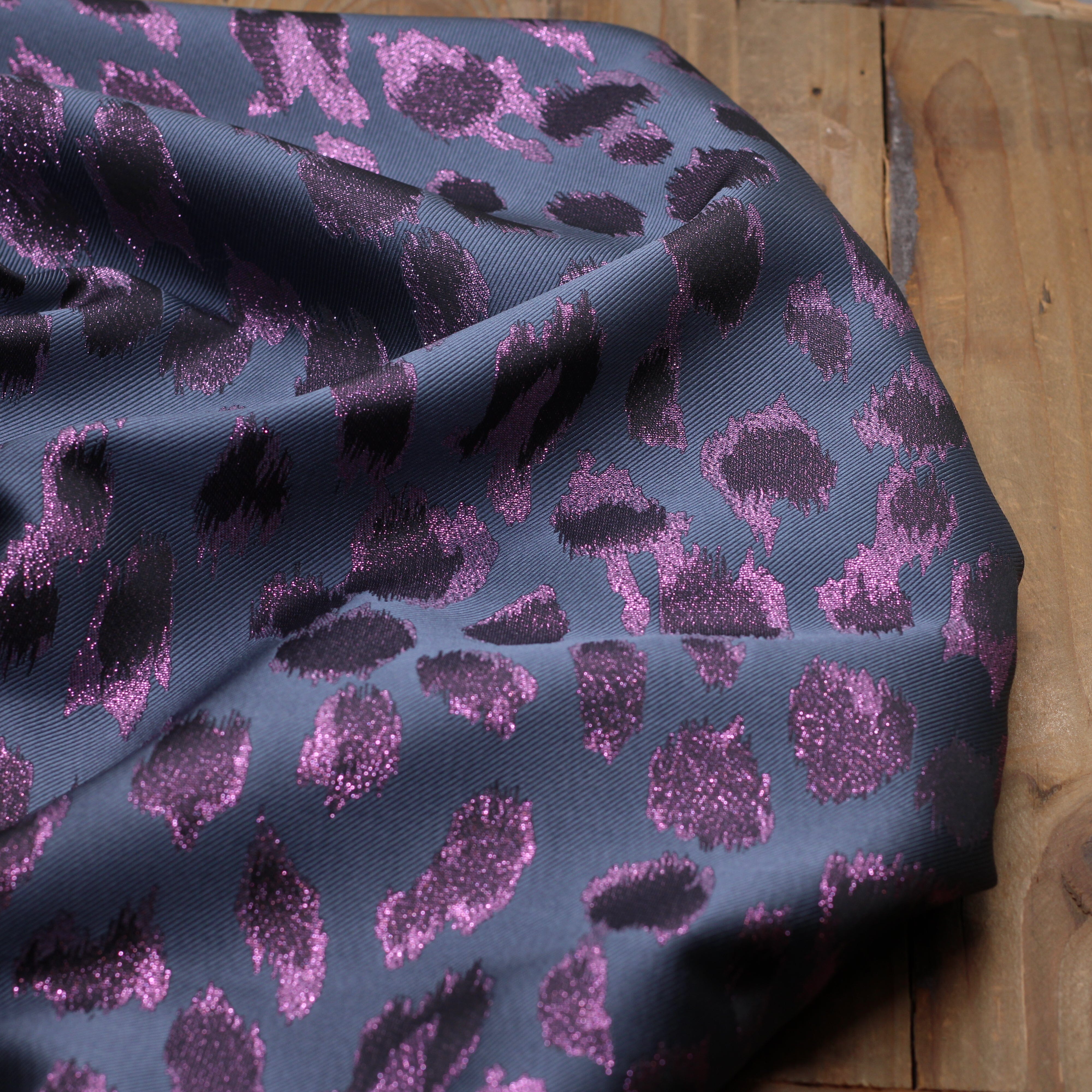 Tissu Jacquard Lurex LEOPARD - Gris/Violet (Vendu x10cm) Tissus Sélection Gaspard & Léonie | Gaspard et Léonie Tissus en ligne et Mercerie à Toulouse