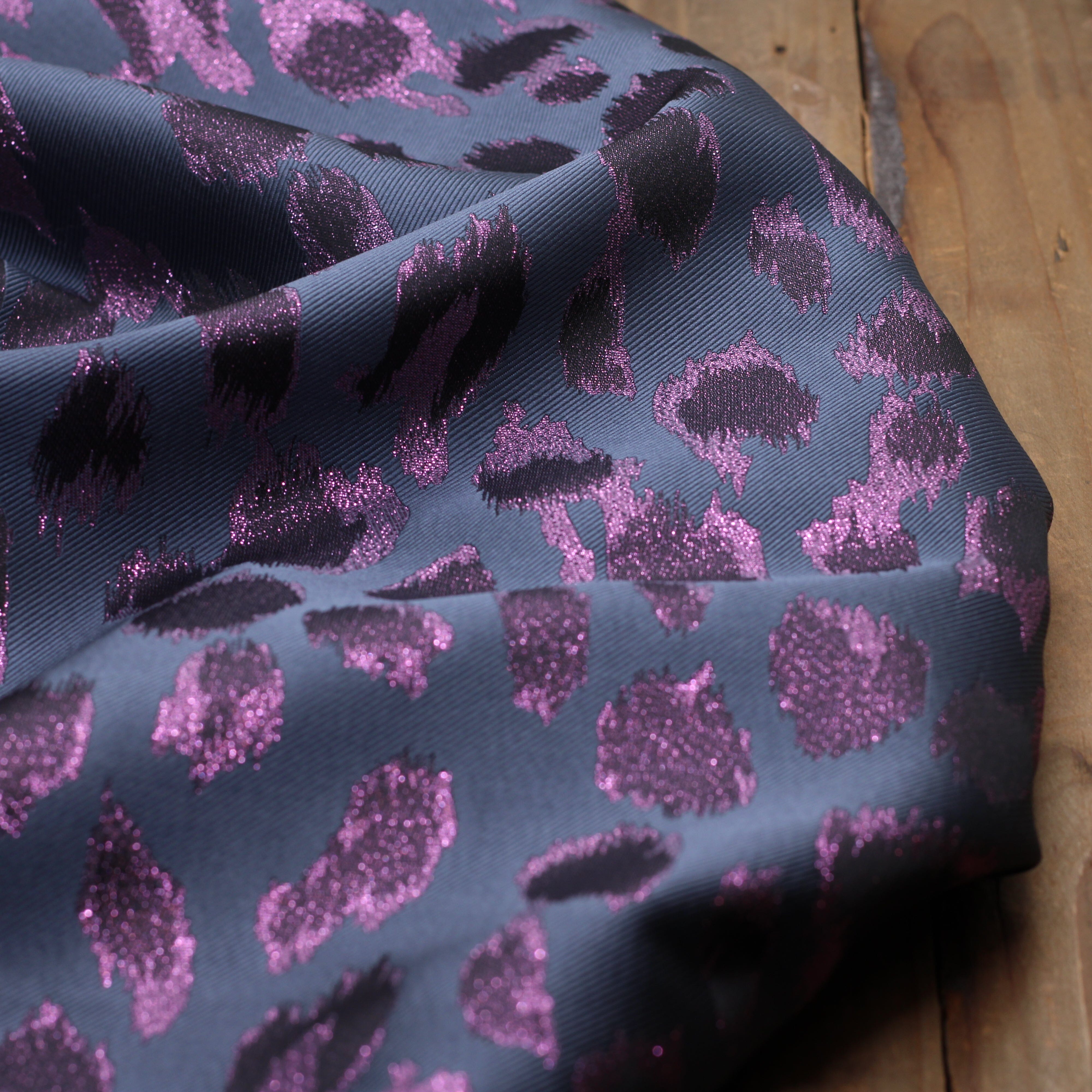 Tissu Jacquard Lurex LEOPARD - Gris/Violet (Vendu x10cm) Tissus Sélection Gaspard & Léonie | Gaspard et Léonie Tissus en ligne et Mercerie à Toulouse