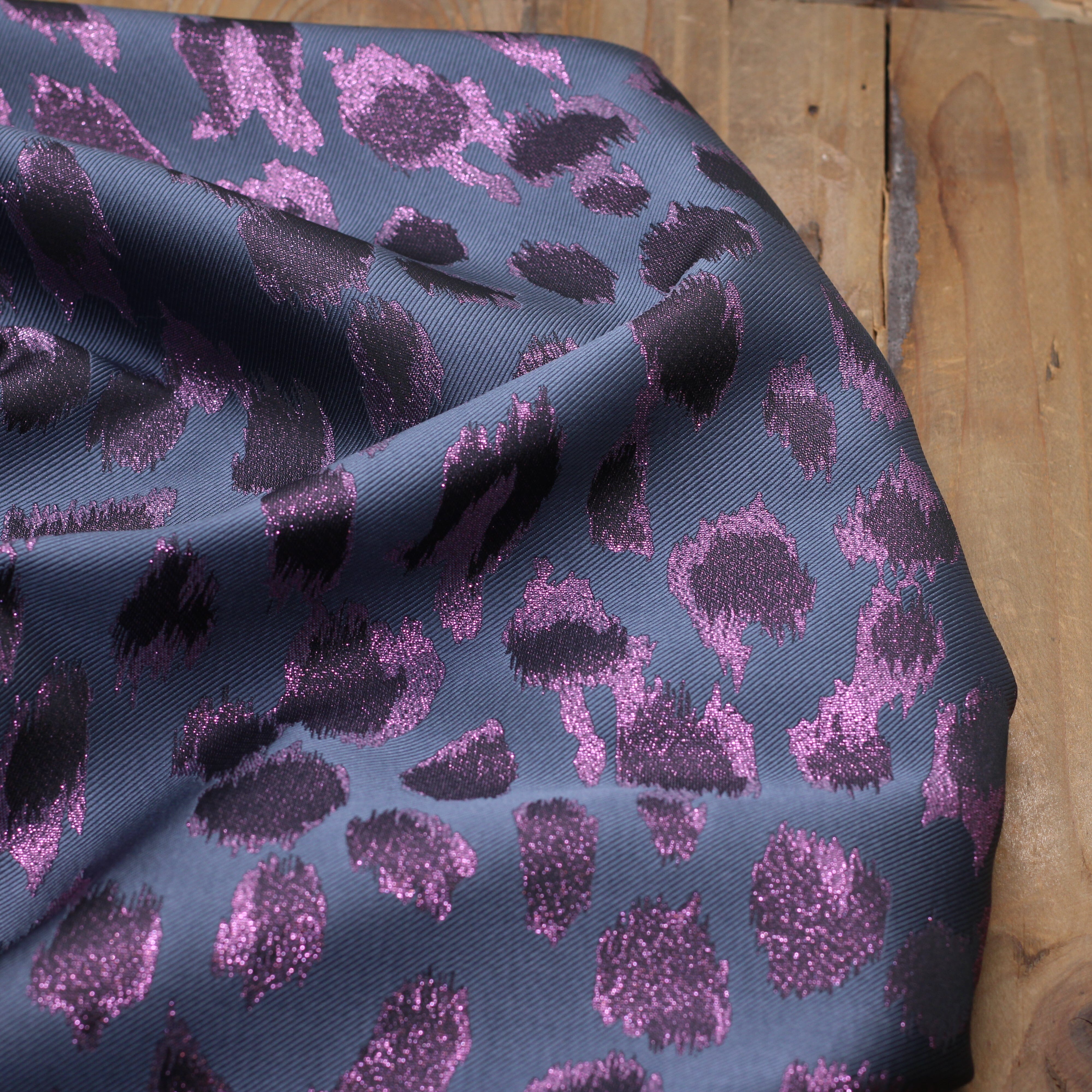 Tissu Jacquard Lurex LEOPARD - Gris/Violet (Vendu x10cm) Tissus Sélection Gaspard & Léonie | Gaspard et Léonie Tissus en ligne et Mercerie à Toulouse