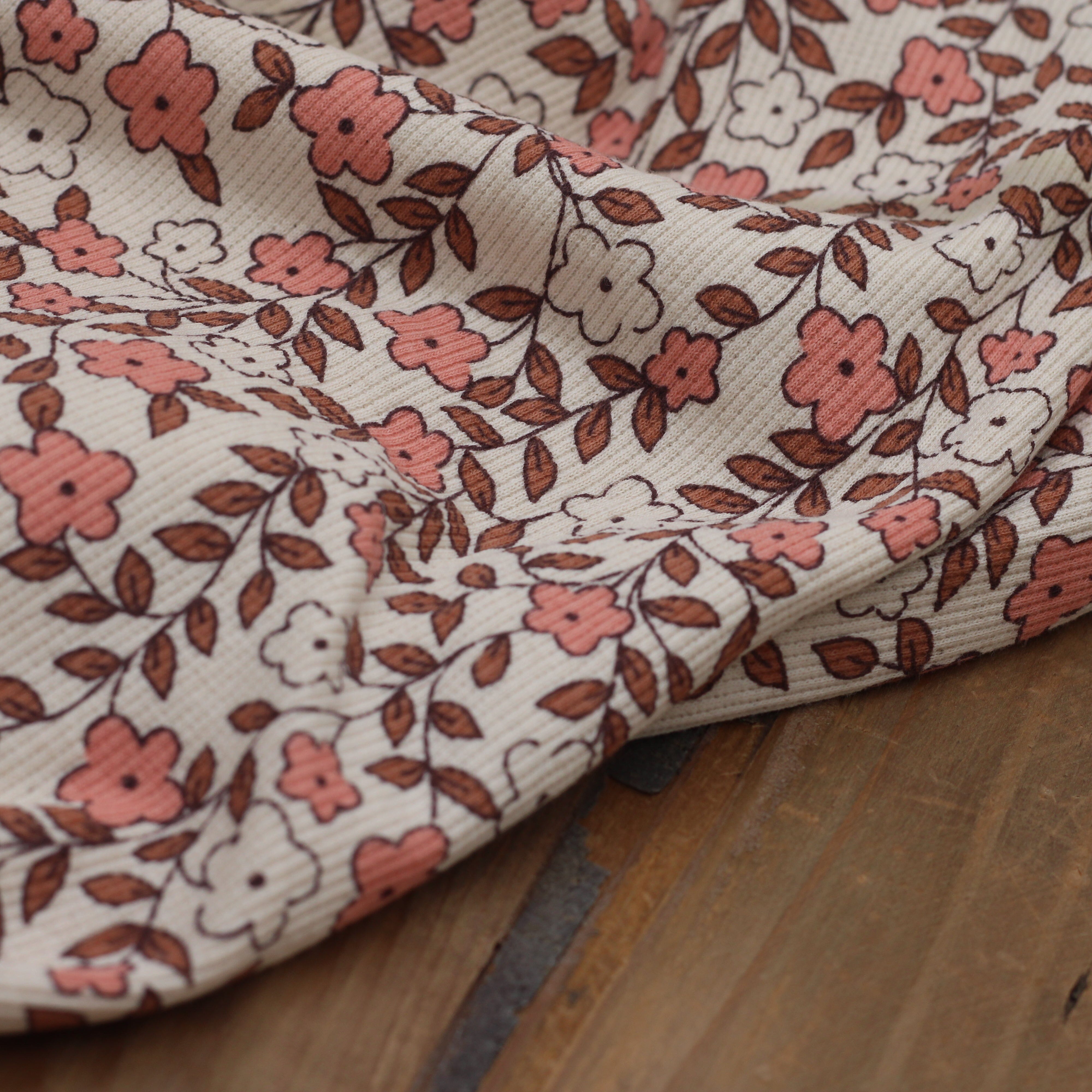 Tissu Jersey cotelé de coton BIO Fleuri - CLOTHILDE - Ecru - POPPY DESIGNED (Vendu x10cm) Tissus POPPY Designed For You | Gaspard et Léonie Tissus en ligne et Mercerie à Toulouse