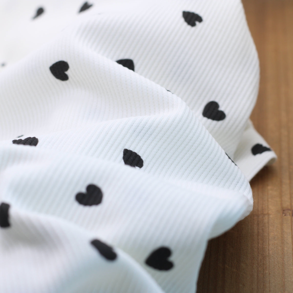 Tissu Jersey de coton côtelé - COEURS NOIRS - Ecru (Vendu x10cm) Tissus Sélection Gaspard & Léonie | Gaspard et Léonie Tissus en ligne et Mercerie à Toulouse