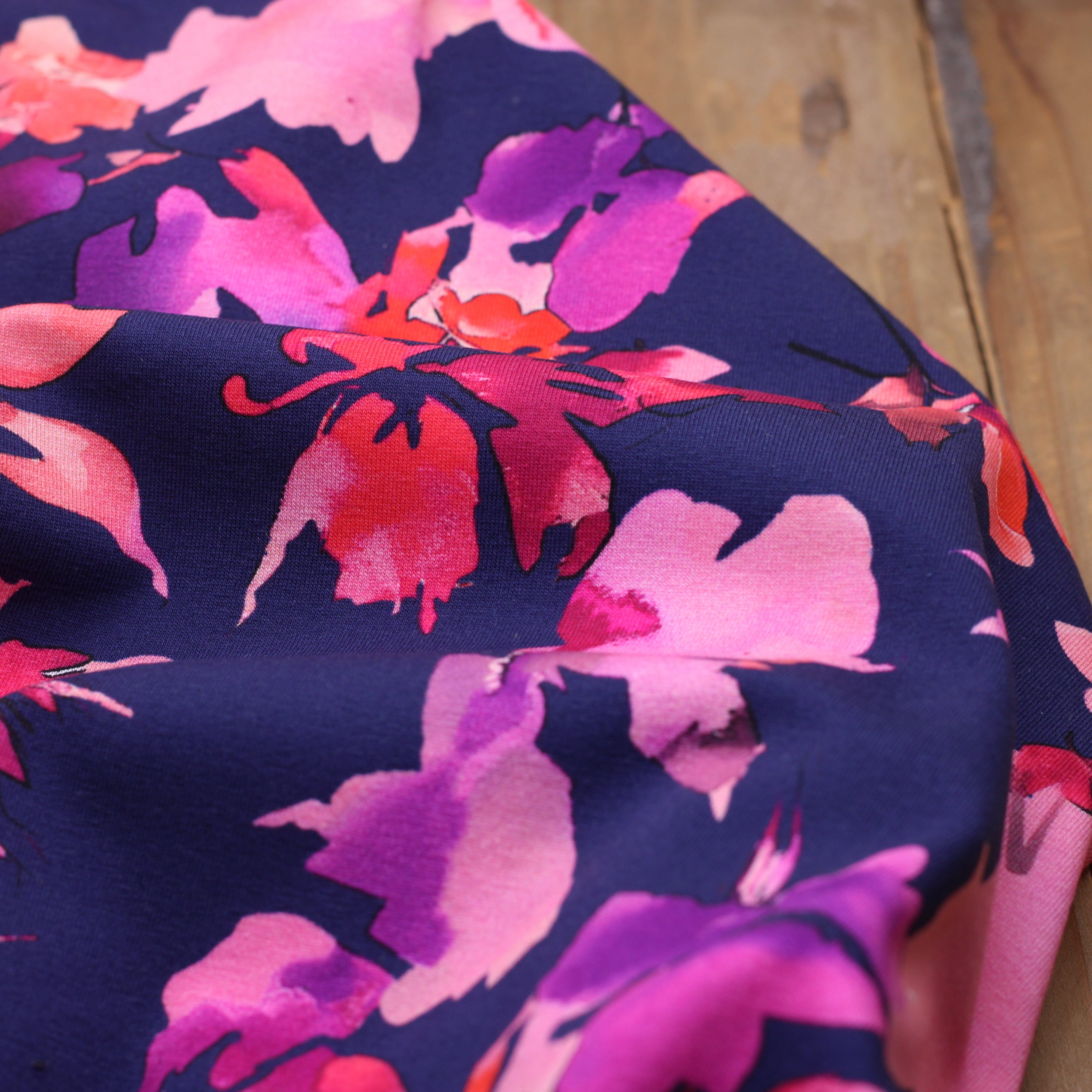 Tissu Jersey de coton Fleuri - Rose/Bleu marine - POPPY DESIGNED (Vendu x10cm) Tissus POPPY Designed For You | Gaspard et Léonie Tissus en ligne et Mercerie à Toulouse