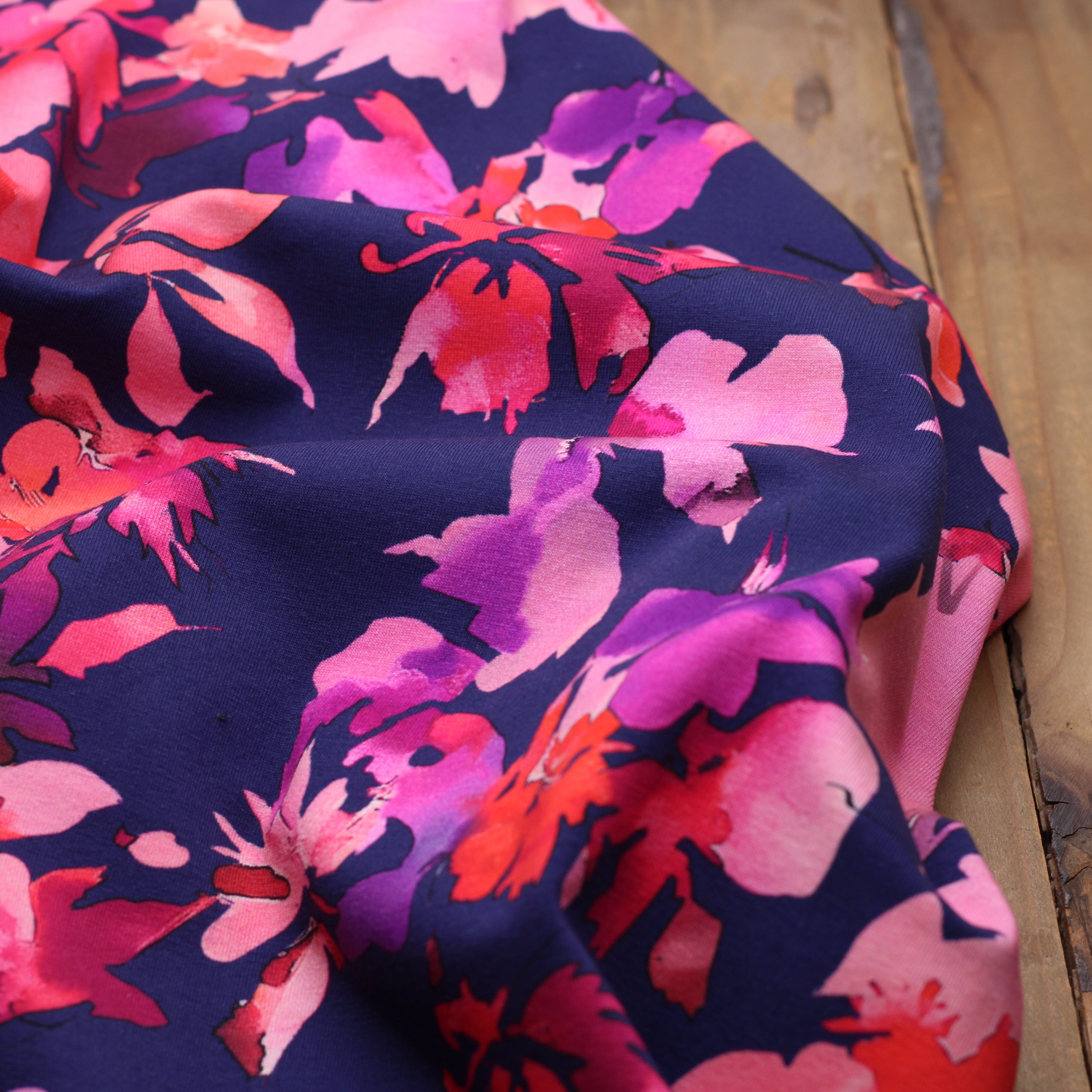 Tissu Jersey de coton Fleuri - Rose/Bleu marine - POPPY DESIGNED (Vendu x10cm) Tissus POPPY Designed For You | Gaspard et Léonie Tissus en ligne et Mercerie à Toulouse