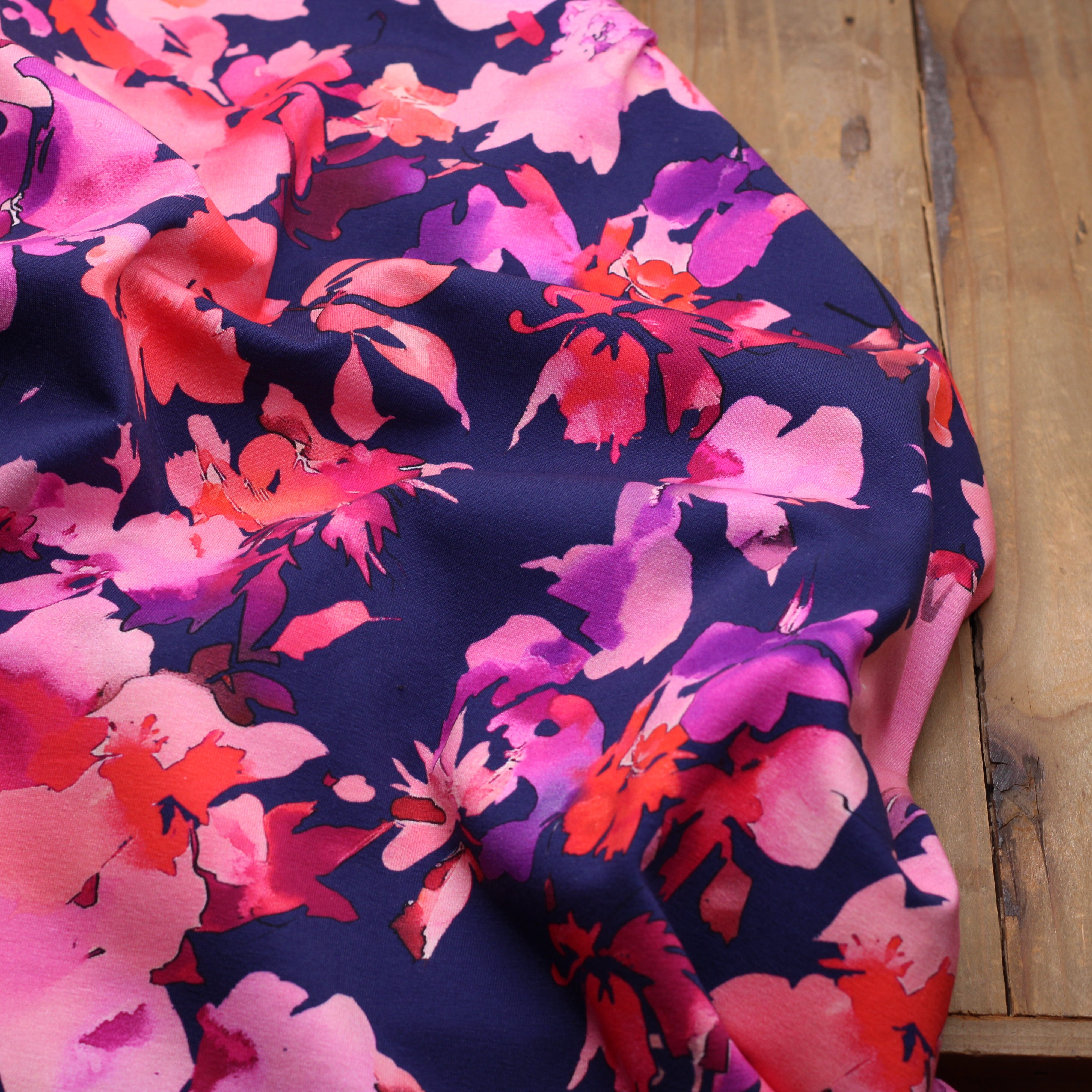 Tissu Jersey de coton Fleuri - Rose/Bleu marine - POPPY DESIGNED (Vendu x10cm) Tissus POPPY Designed For You | Gaspard et Léonie Tissus en ligne et Mercerie à Toulouse