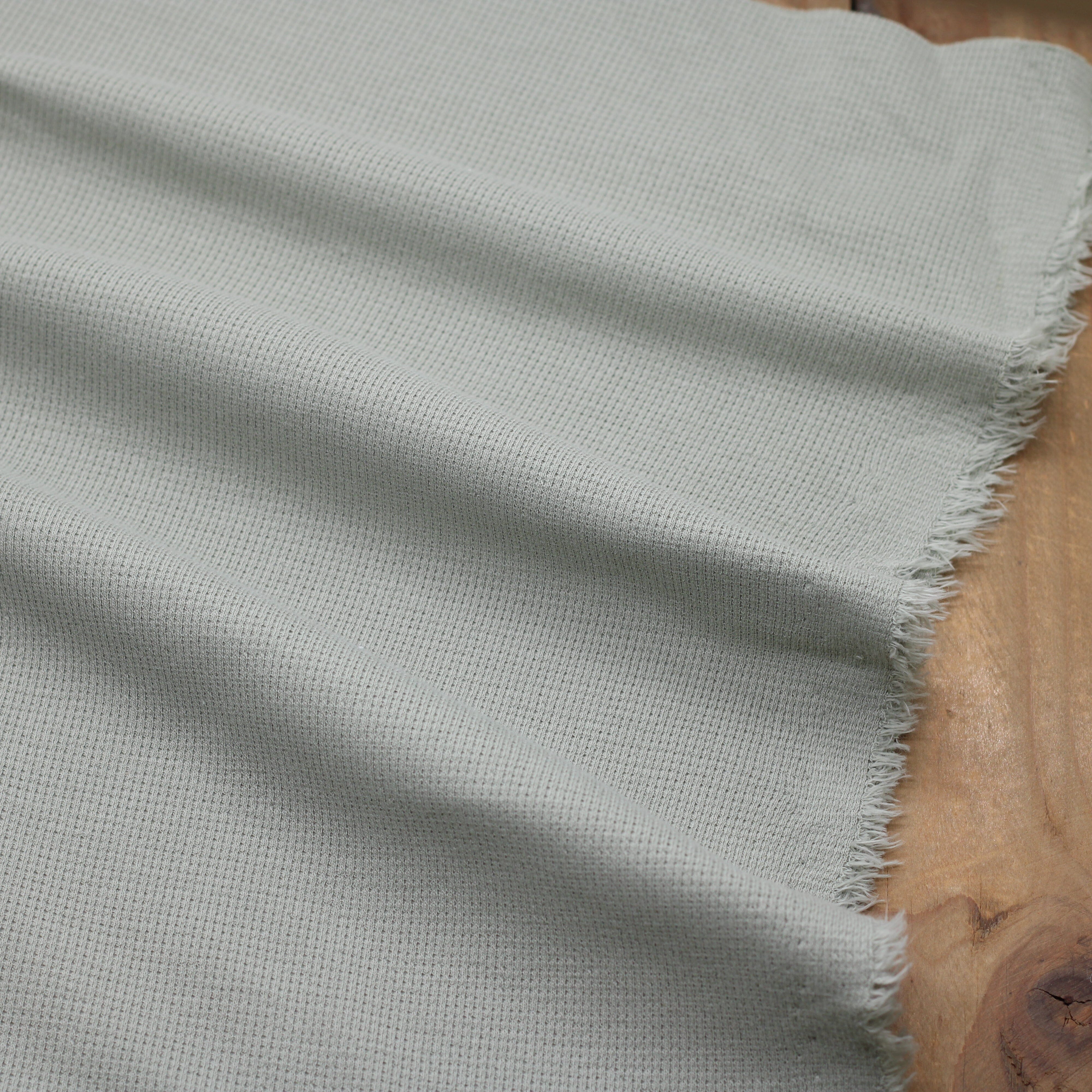 Tissu Jersey de coton gaufré - Vert Amande (Vendu x10cm) Tissus Sélection Gaspard & Léonie | Gaspard et Léonie Tissus en ligne et Mercerie à Toulouse