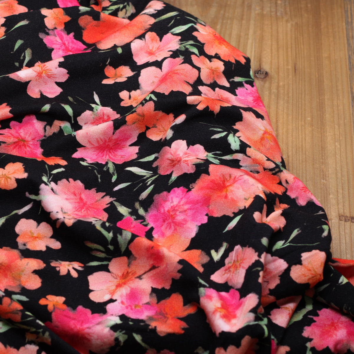 Tissu jersey de viscose CORAIL FLOWERS - Noir (Vendu x10cm) Tissus Sélection Gaspard & Léonie | Gaspard et Léonie Tissus en ligne et Mercerie à Toulouse