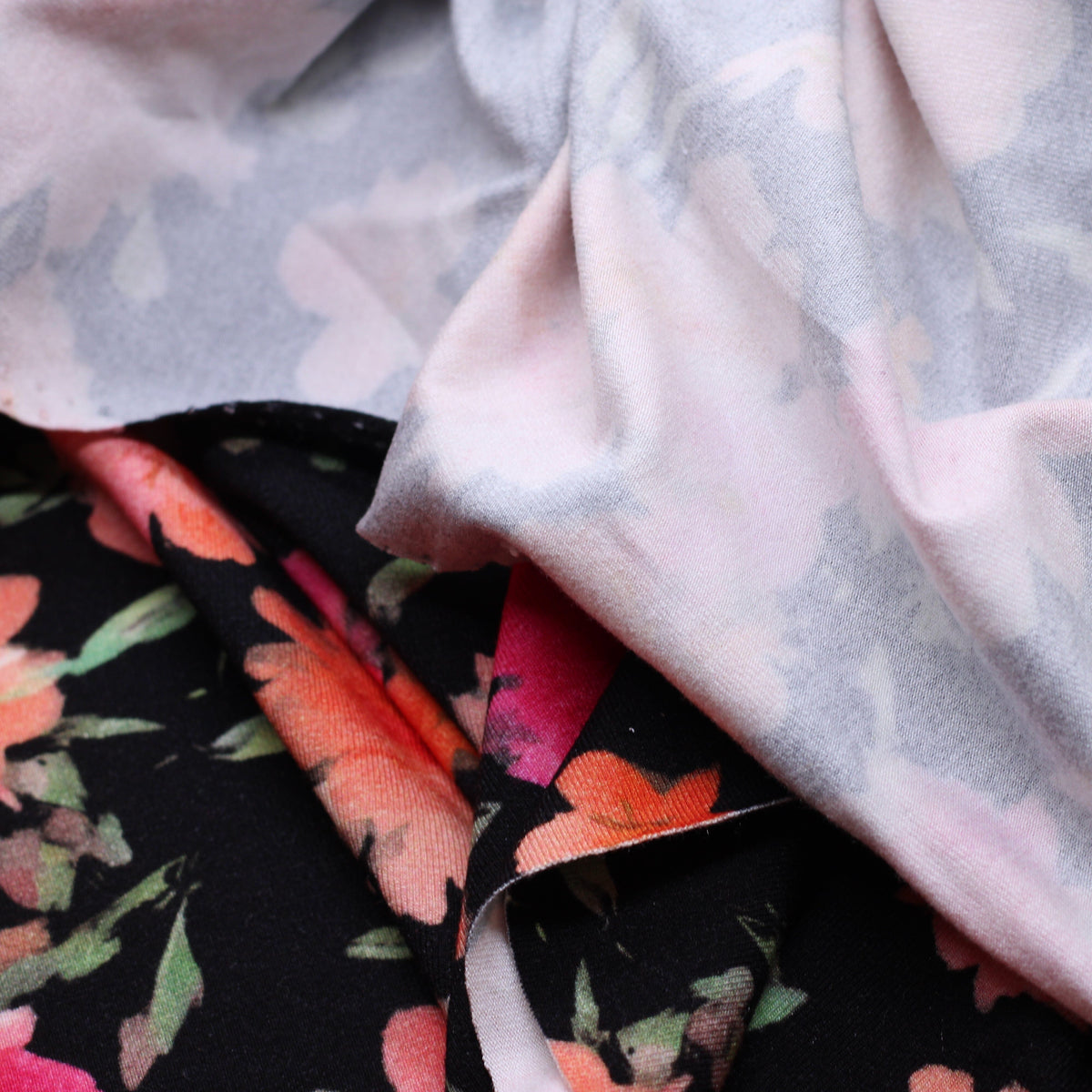 Tissu jersey de viscose CORAIL FLOWERS - Noir (Vendu x10cm) Tissus Sélection Gaspard & Léonie | Gaspard et Léonie Tissus en ligne et Mercerie à Toulouse