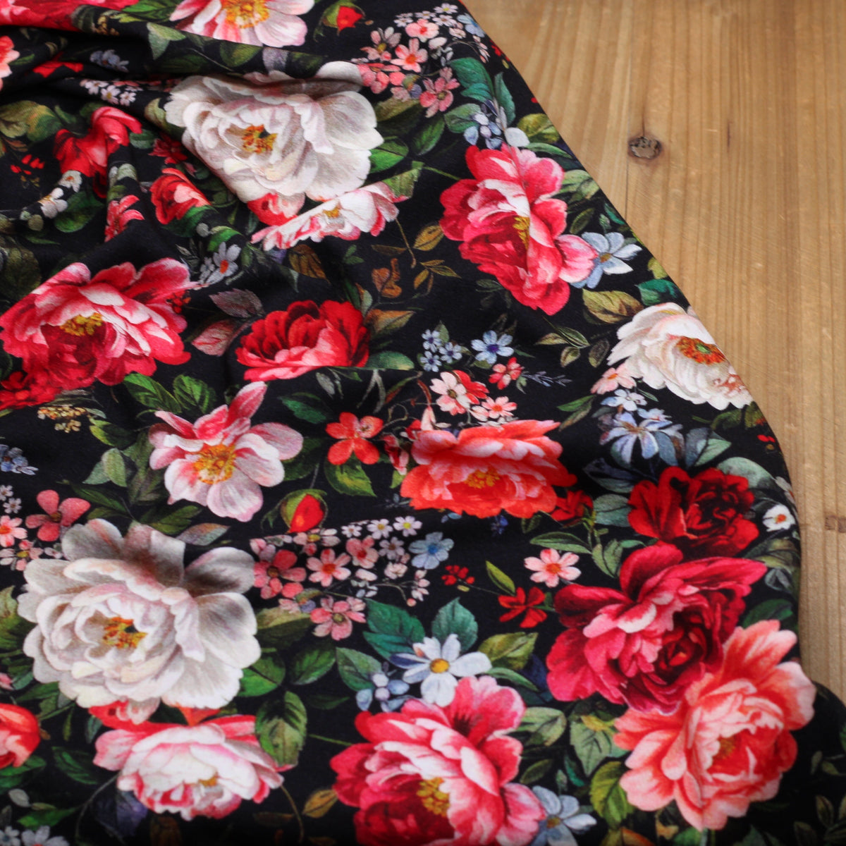 Tissu jersey de viscose RED FLOWERS - Noir (Vendu x10cm) Tissus Sélection Gaspard & Léonie | Gaspard et Léonie Tissus en ligne et Mercerie à Toulouse