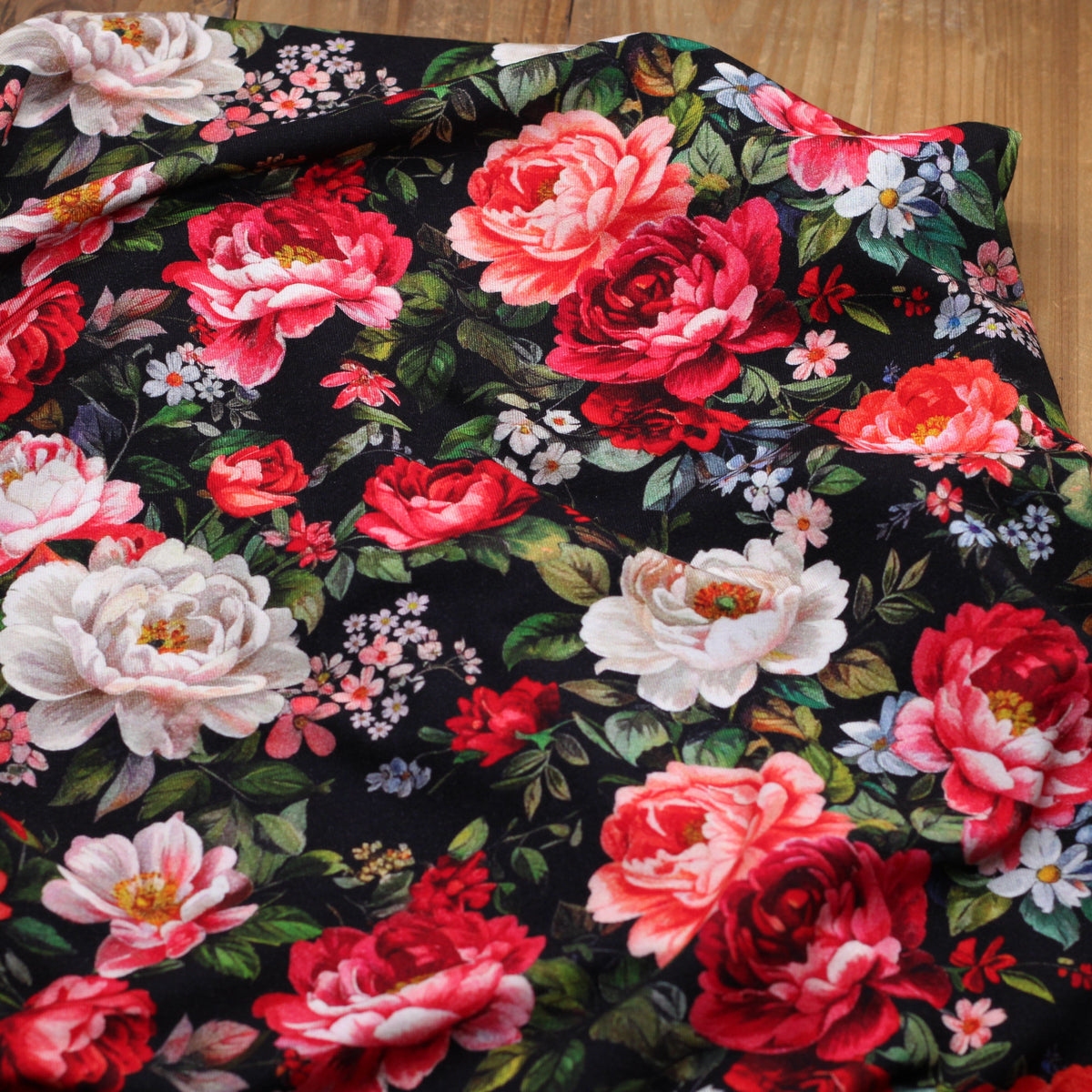 Tissu jersey de viscose RED FLOWERS - Noir (Vendu x10cm) Tissus Sélection Gaspard & Léonie | Gaspard et Léonie Tissus en ligne et Mercerie à Toulouse
