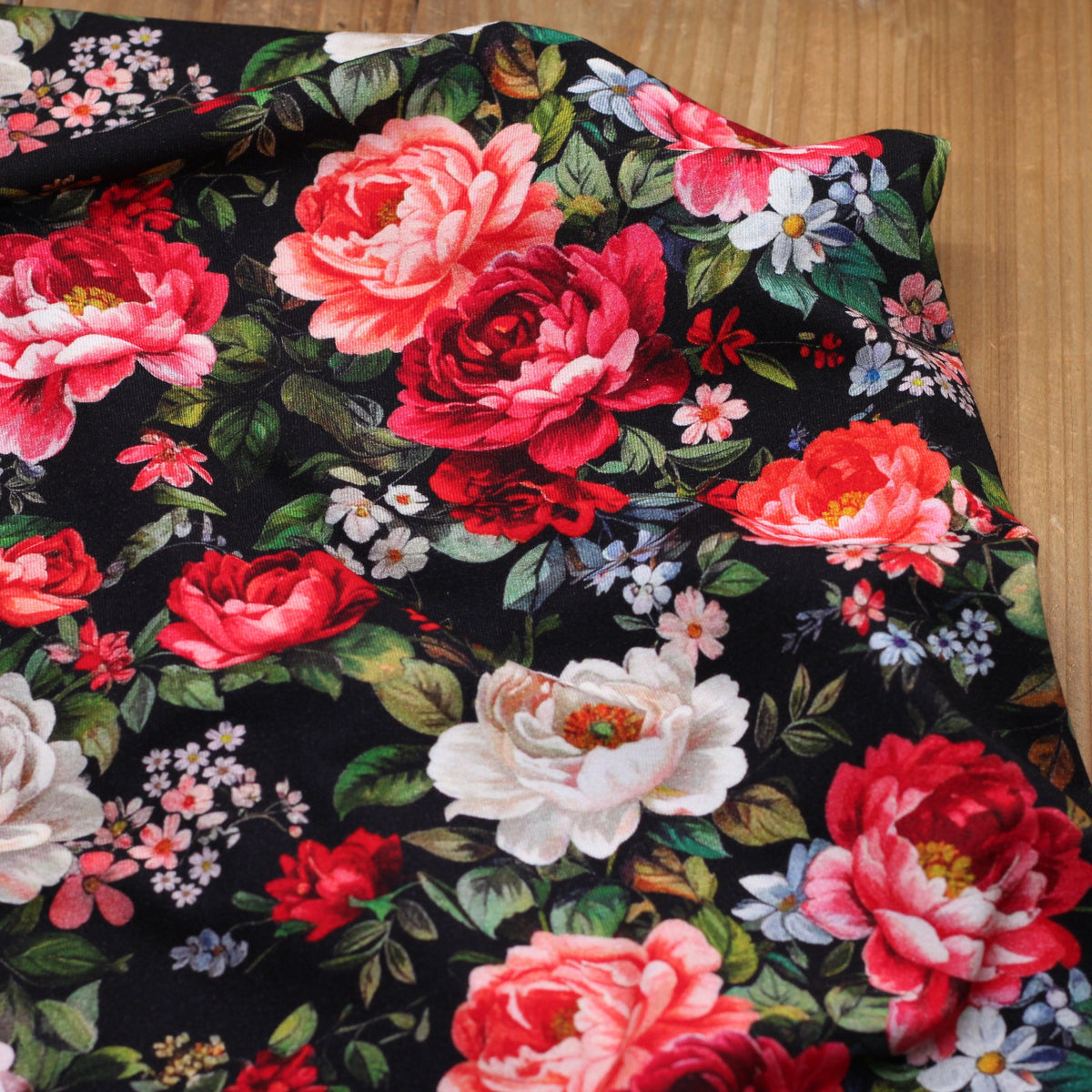 Tissu jersey de viscose RED FLOWERS - Noir (Vendu x10cm) Tissus Sélection Gaspard & Léonie | Gaspard et Léonie Tissus en ligne et Mercerie à Toulouse