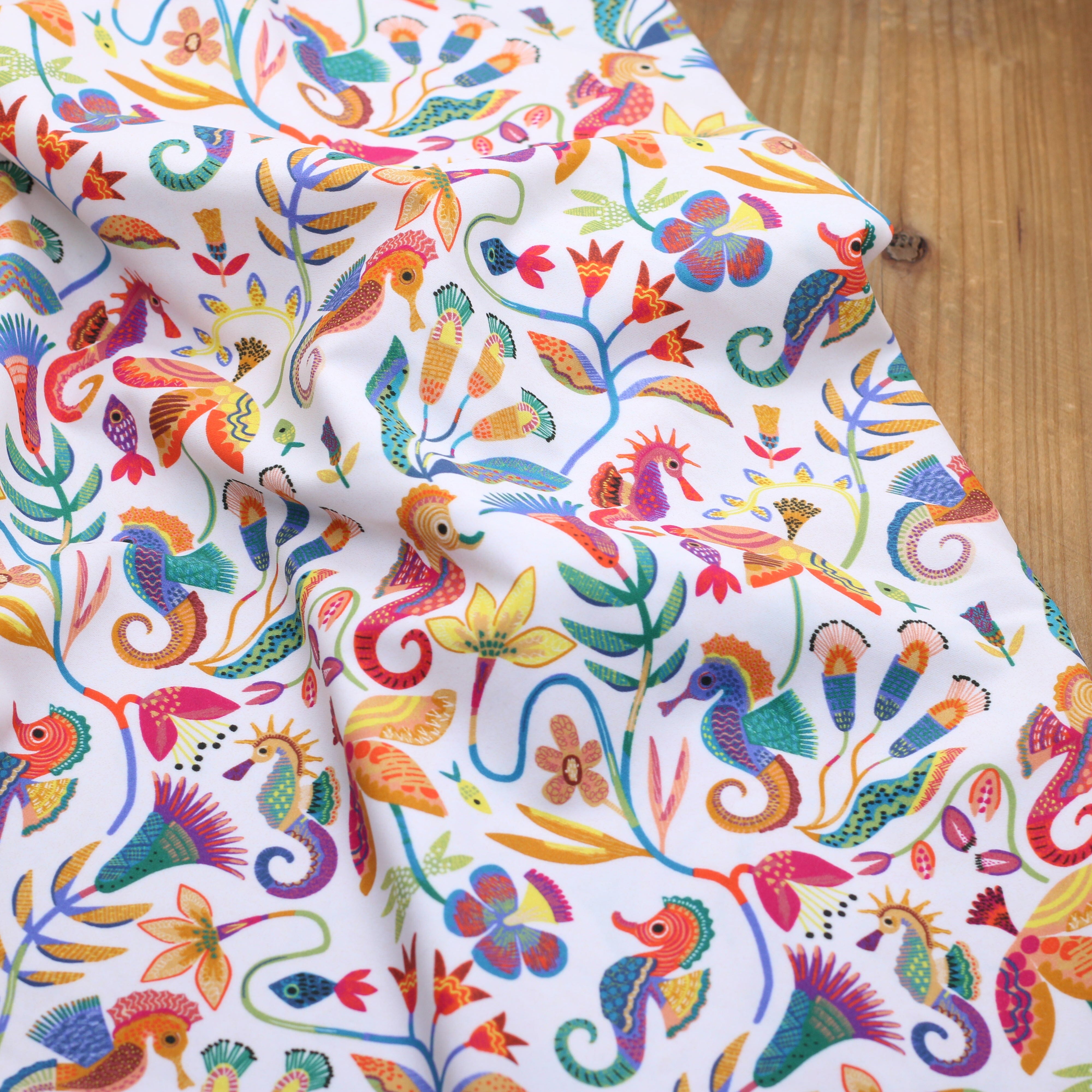Tissu Lycra Maillot de Bain Imprimé - MEXICO SEAWORLD - Blanc (vendu x10cm) Tissus KATIA | Gaspard et Léonie Tissus en ligne et Mercerie à Toulouse