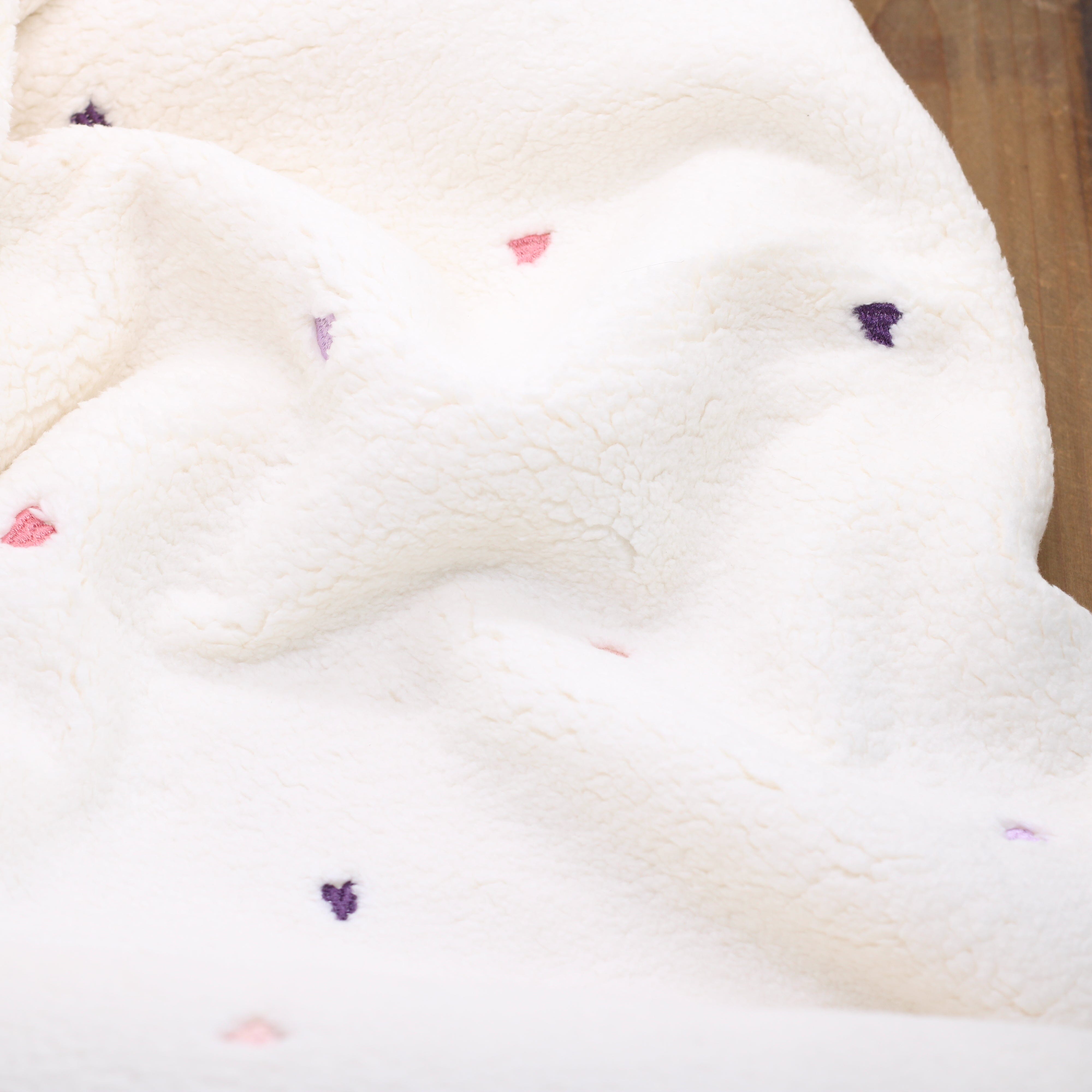 Tissu Polaire bouclette Brodée - Coeurs - Ecru (Vendu x10cm) Tissus Sélection Gaspard & Léonie | Gaspard et Léonie Tissus en ligne et Mercerie à Toulouse