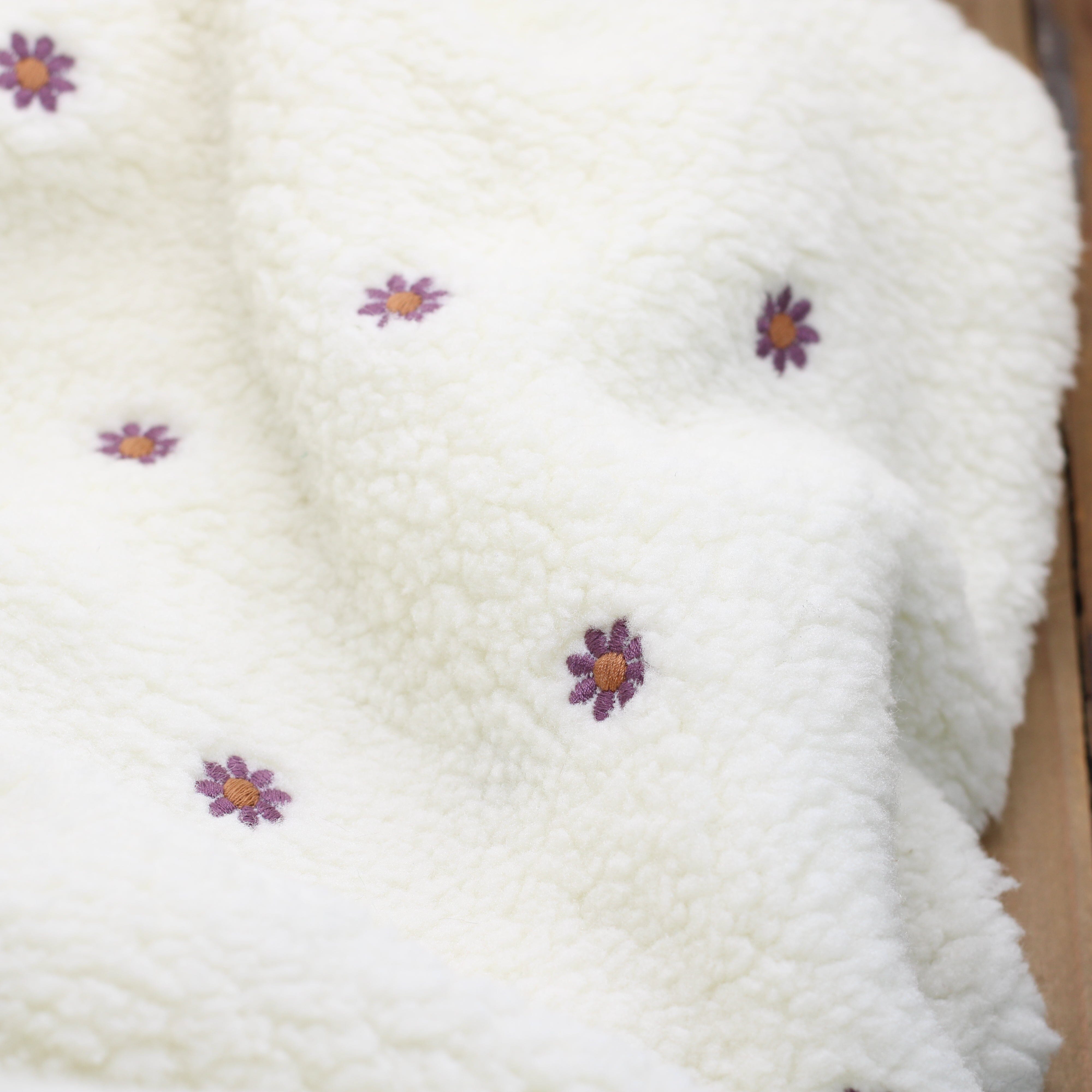 Tissu Polaire bouclette Brodée - Pâquerettes - Ecru (Vendu x10cm) Tissus Sélection Gaspard & Léonie | Gaspard et Léonie Tissus en ligne et Mercerie à Toulouse
