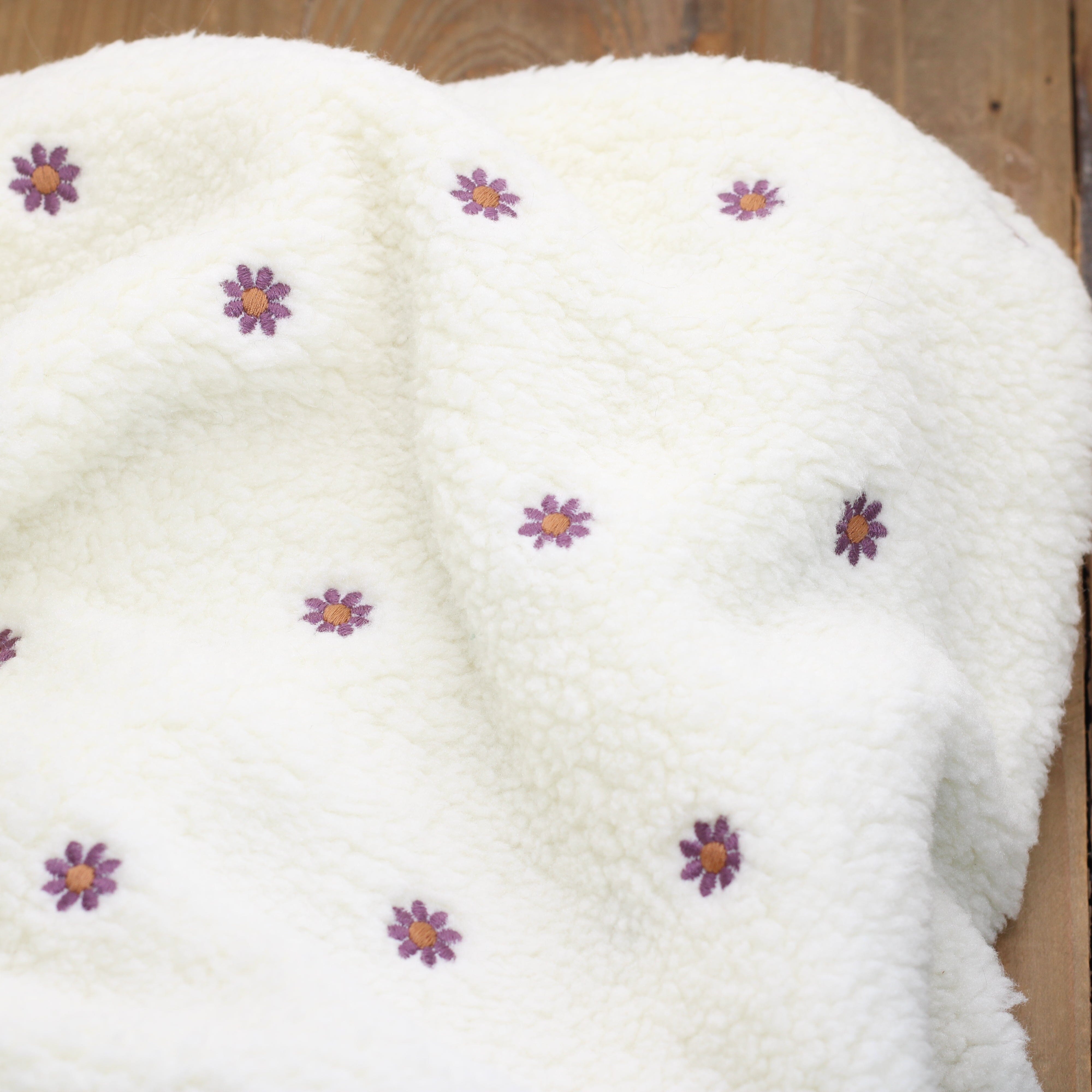 Tissu Polaire bouclette Brodée - Pâquerettes - Ecru (Vendu x10cm) Tissus Sélection Gaspard & Léonie | Gaspard et Léonie Tissus en ligne et Mercerie à Toulouse