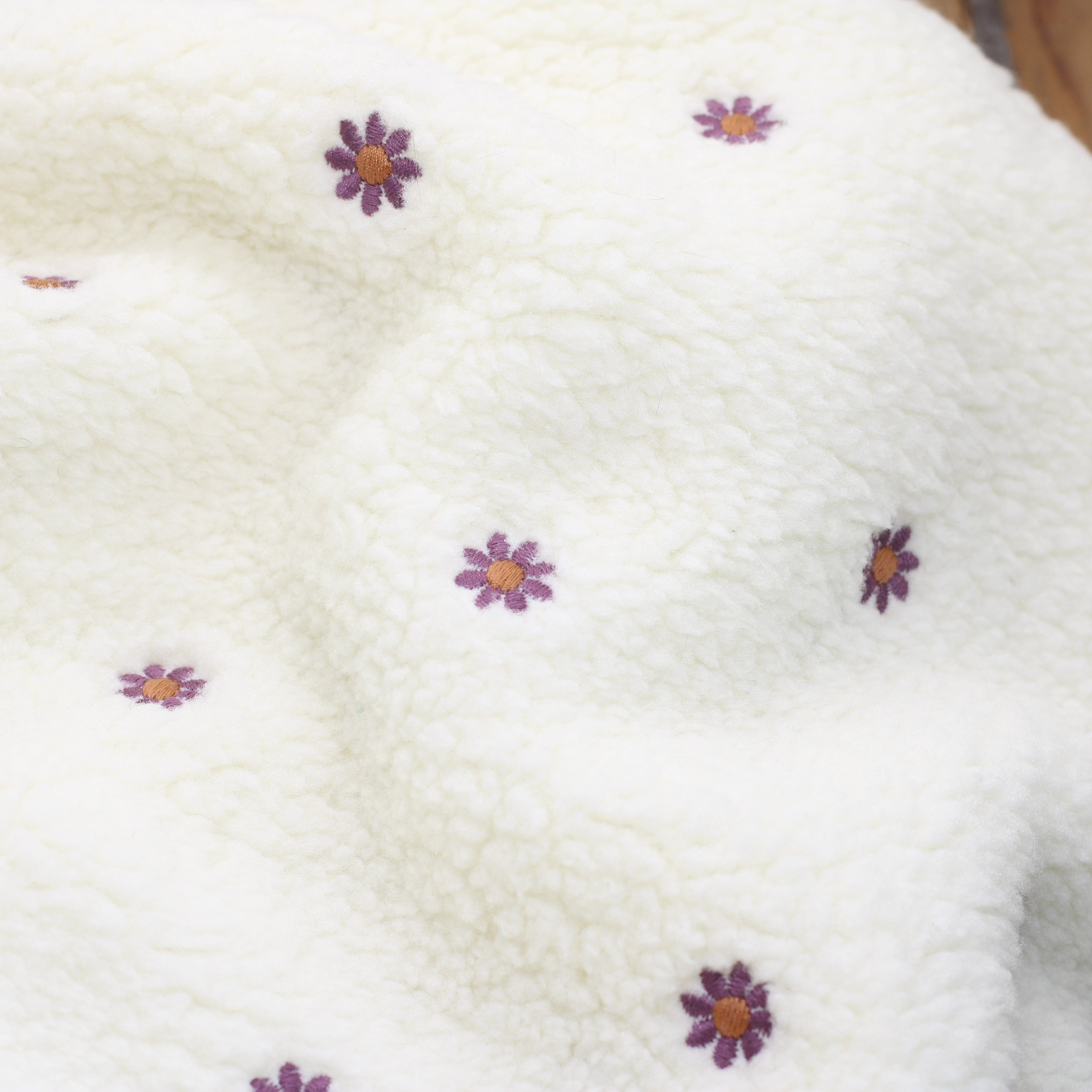 Tissu Polaire bouclette Brodée - Pâquerettes - Ecru (Vendu x10cm) Tissus Sélection Gaspard & Léonie | Gaspard et Léonie Tissus en ligne et Mercerie à Toulouse