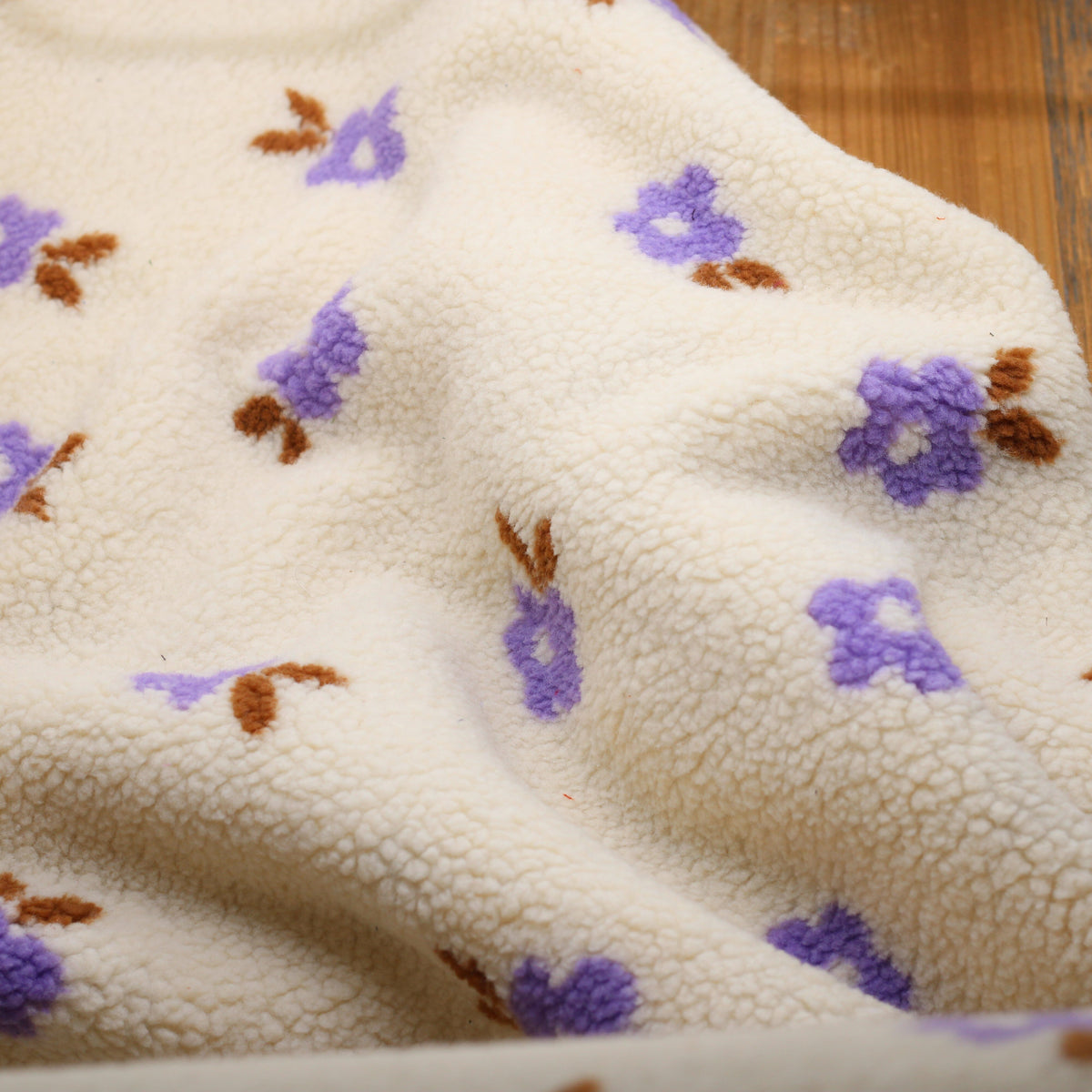 Tissu Polaire Jacquard - FLEURI - Ecru/Violet (Vendu x10cm) Tissus Sélection Gaspard & Léonie | Gaspard et Léonie Tissus en ligne et Mercerie à Toulouse