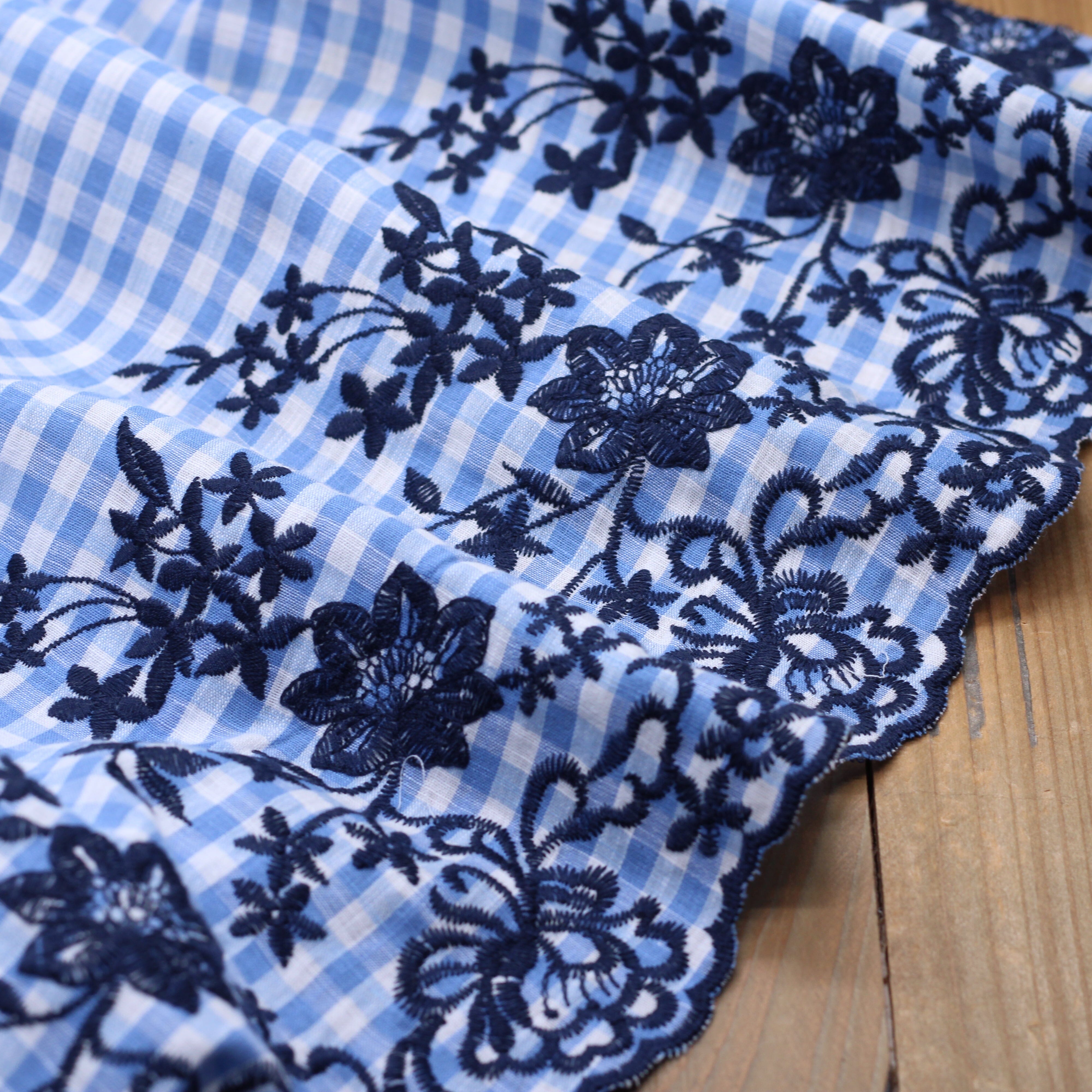 Tissu popeline coton VICHY Brodé fleuri festonné - Bleu/Bleu marine (Vendu x10cm) Tissus Sélection Gaspard & Léonie | Gaspard et Léonie Tissus en ligne et Mercerie à Toulouse