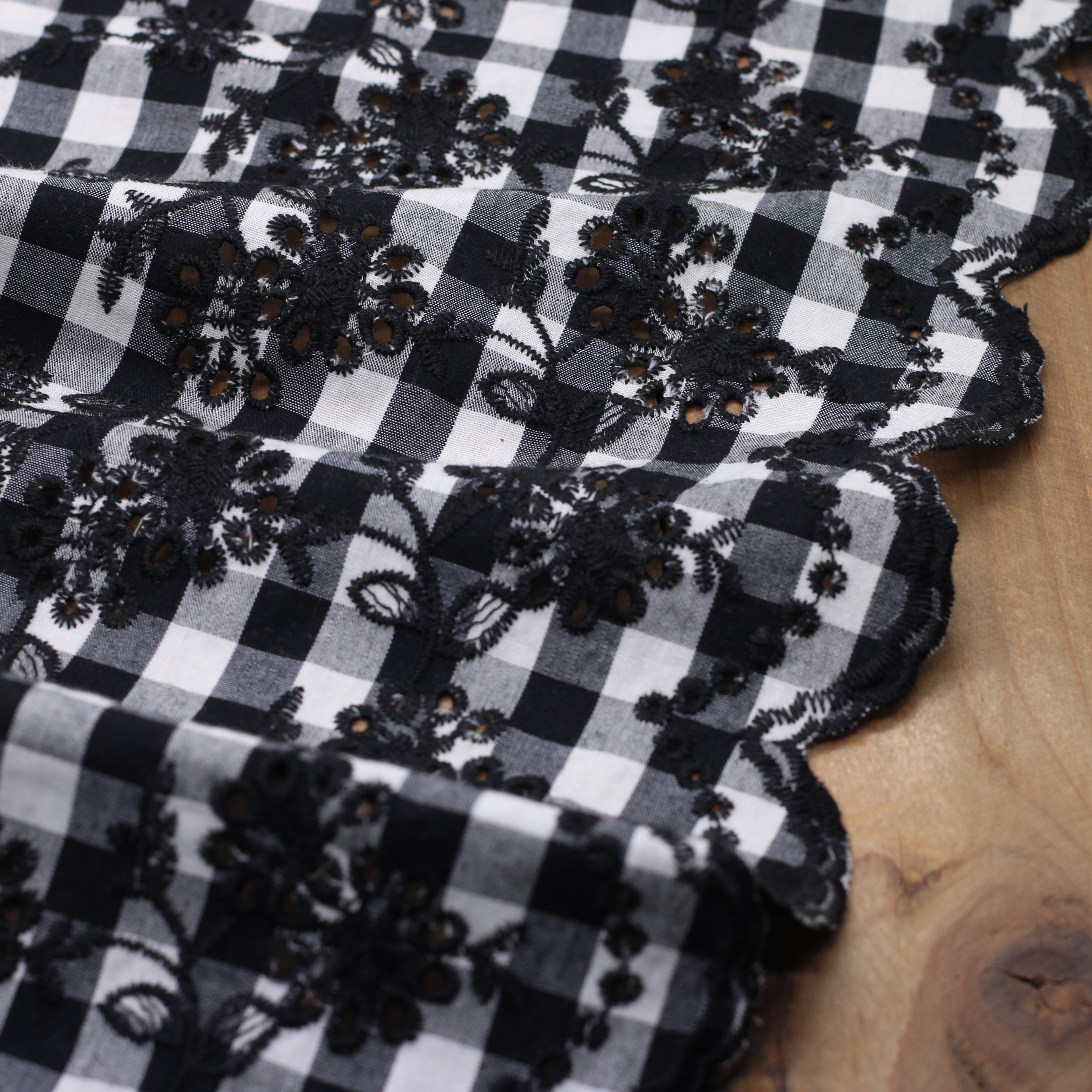 Tissu popeline coton VICHY Brodé fleuri festonné - NOIR/ECRU (Vendu x10cm) Tissus Sélection Gaspard & Léonie | Gaspard et Léonie Tissus en ligne et Mercerie à Toulouse