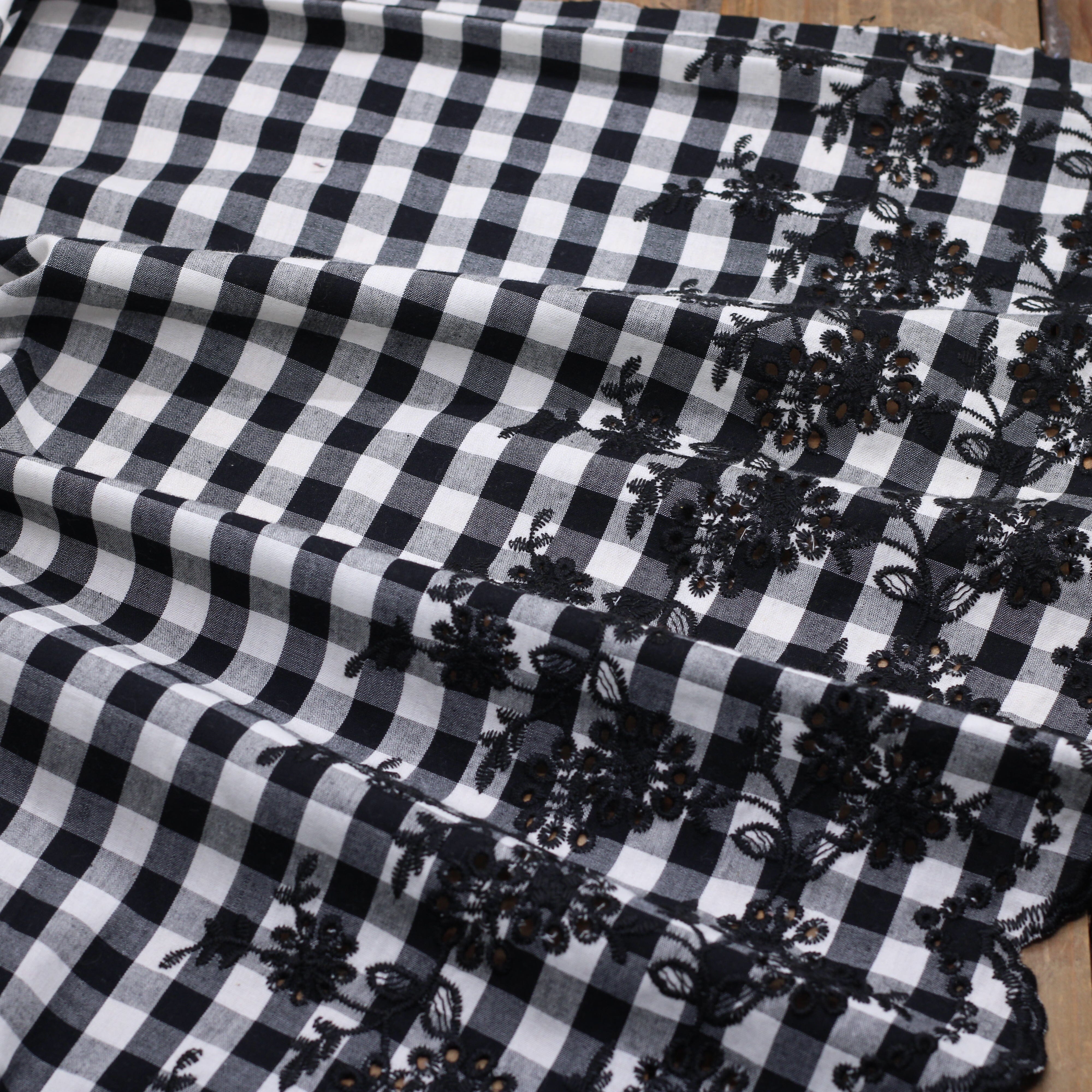 Tissu popeline coton VICHY Brodé fleuri festonné - NOIR/ECRU (Vendu x10cm) Tissus Sélection Gaspard & Léonie | Gaspard et Léonie Tissus en ligne et Mercerie à Toulouse