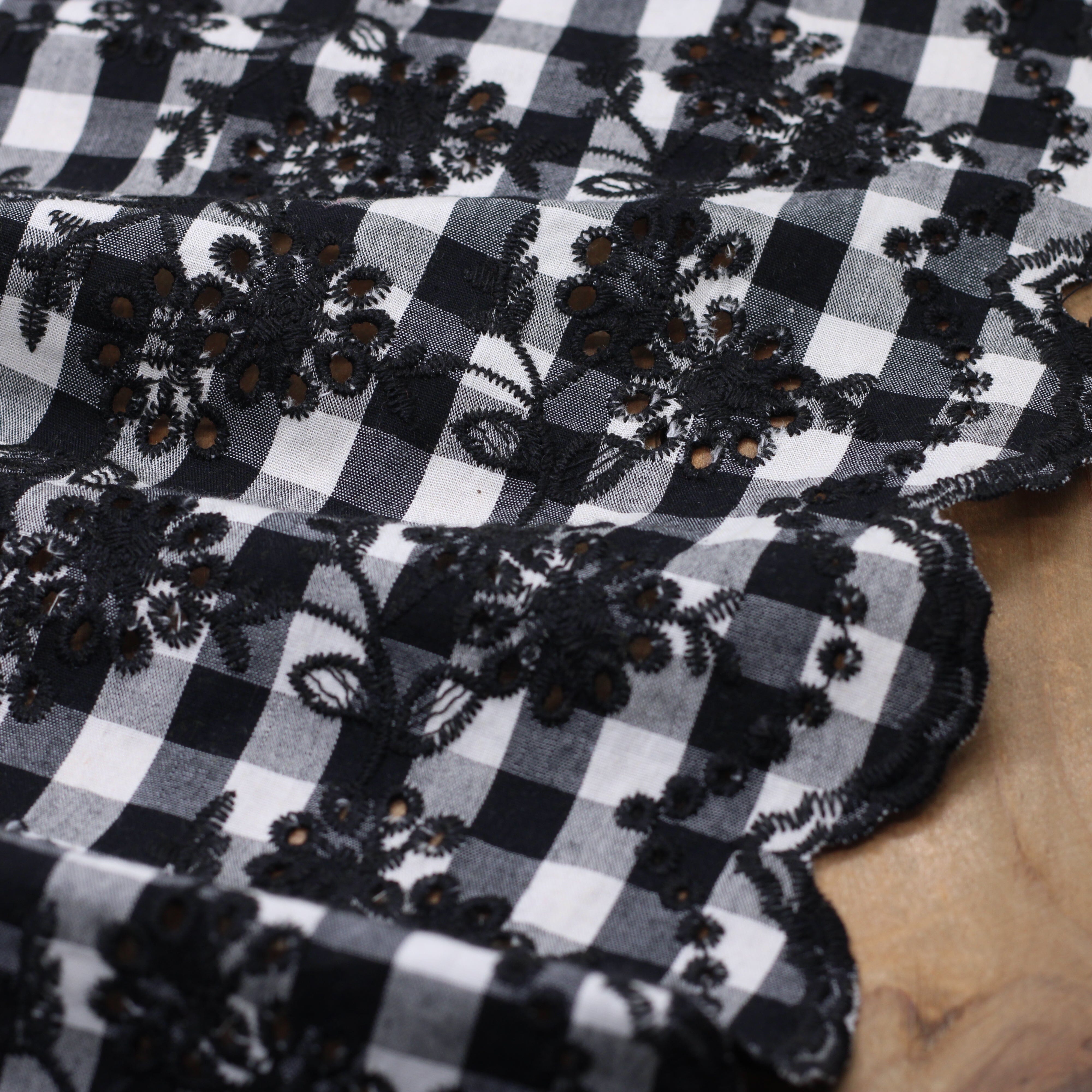 Tissu popeline coton VICHY Brodé fleuri festonné - NOIR/ECRU (Vendu x10cm) Tissus Sélection Gaspard & Léonie | Gaspard et Léonie Tissus en ligne et Mercerie à Toulouse