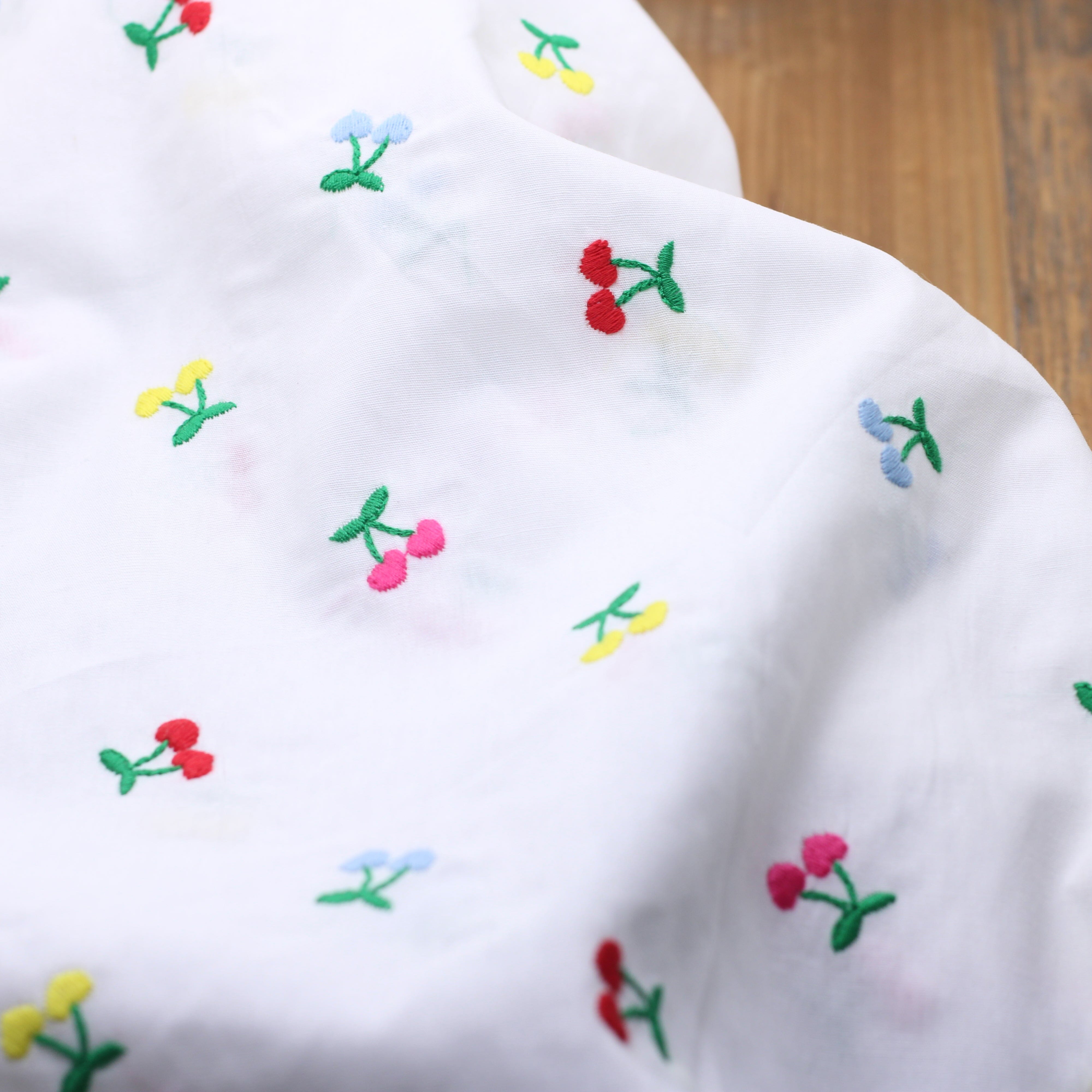 Tissu popeline de coton brodé - CERISES COEURS - Blanc (Vendu x10cm) Tissus Sélection Gaspard & Léonie | Gaspard et Léonie Tissus en ligne et Mercerie à Toulouse