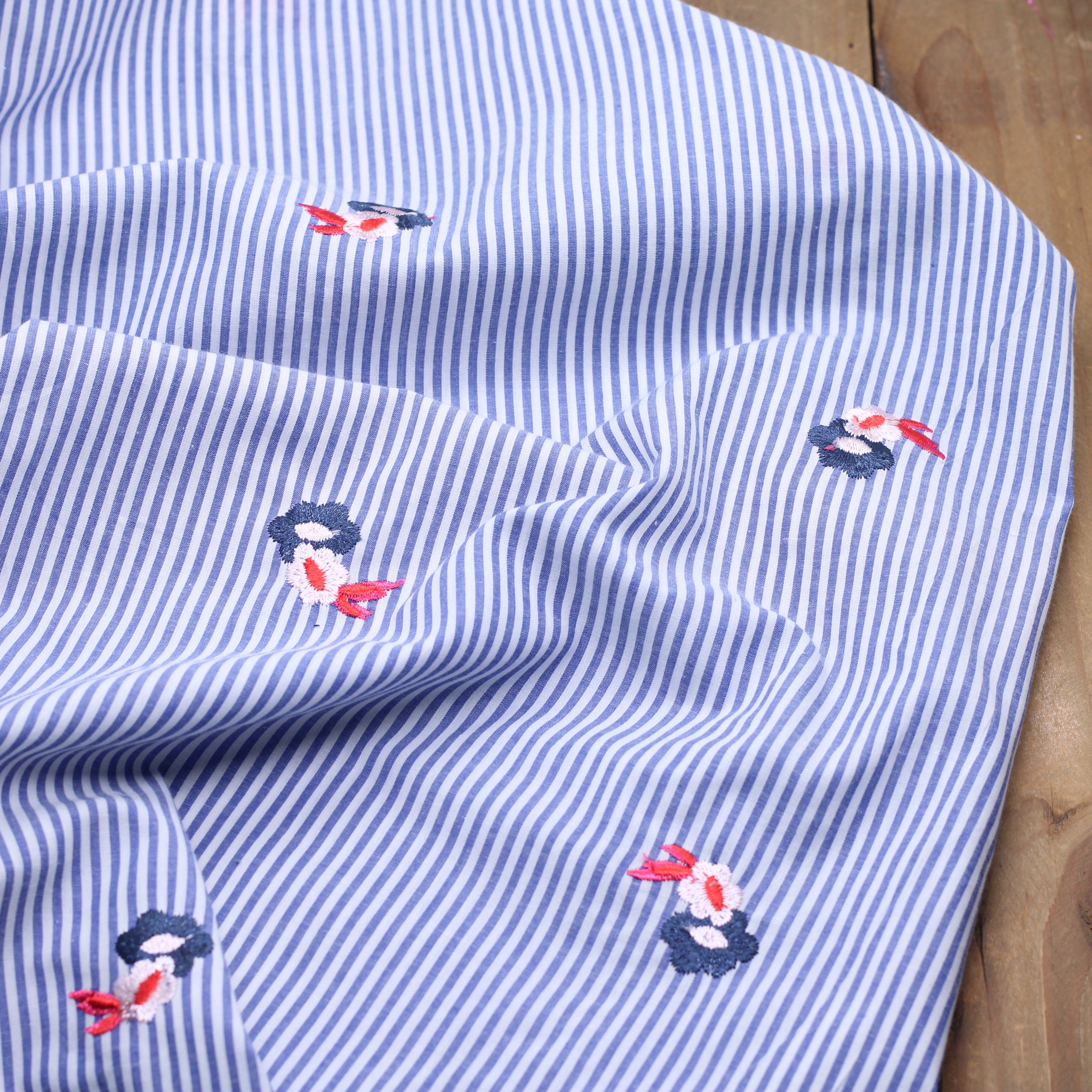 Tissu popeline de coton brodé FLEURI - Blanc Bleu Rouge- (Vendu x10cm) Tissus Sélection Gaspard & Léonie | Gaspard et Léonie Tissus en ligne et Mercerie à Toulouse