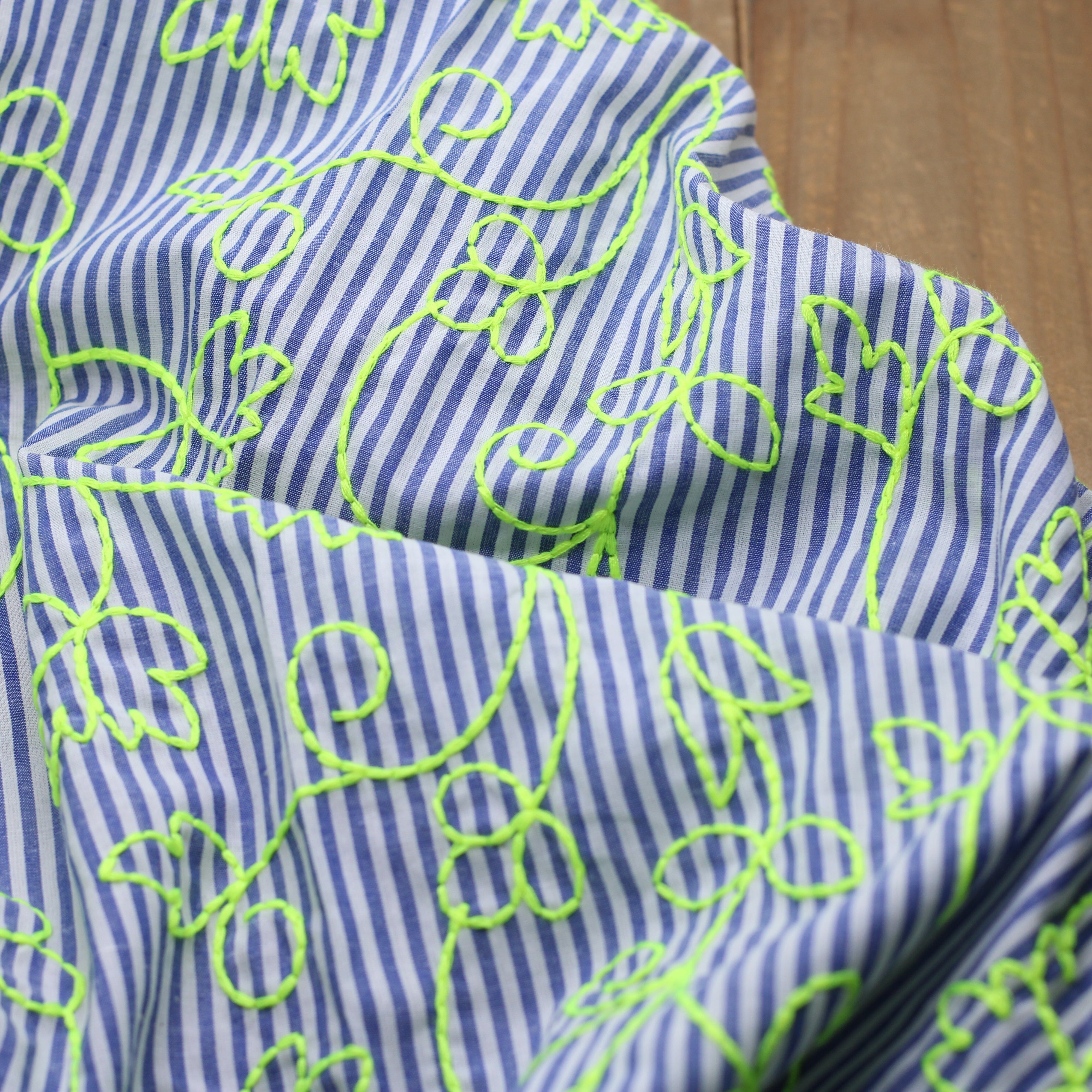 Tissu popeline de coton brodé RAYE/FLEURI - Fluo jaune / Bleu marine - (Vendu x10cm) Tissus Sélection Gaspard & Léonie | Gaspard et Léonie Tissus en ligne et Mercerie à Toulouse
