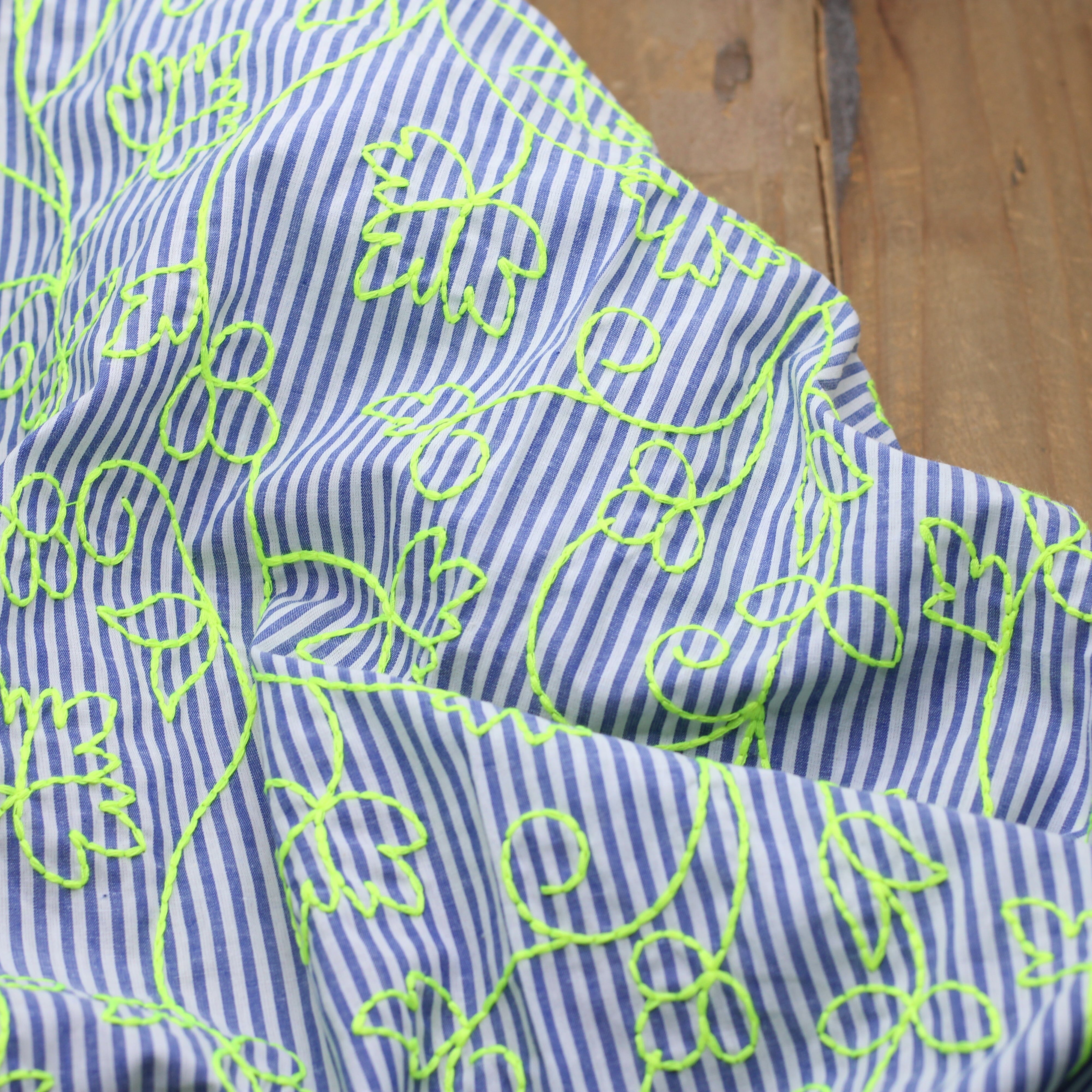 Tissu popeline de coton brodé RAYE/FLEURI - Fluo jaune / Bleu marine - (Vendu x10cm) Tissus Sélection Gaspard & Léonie | Gaspard et Léonie Tissus en ligne et Mercerie à Toulouse