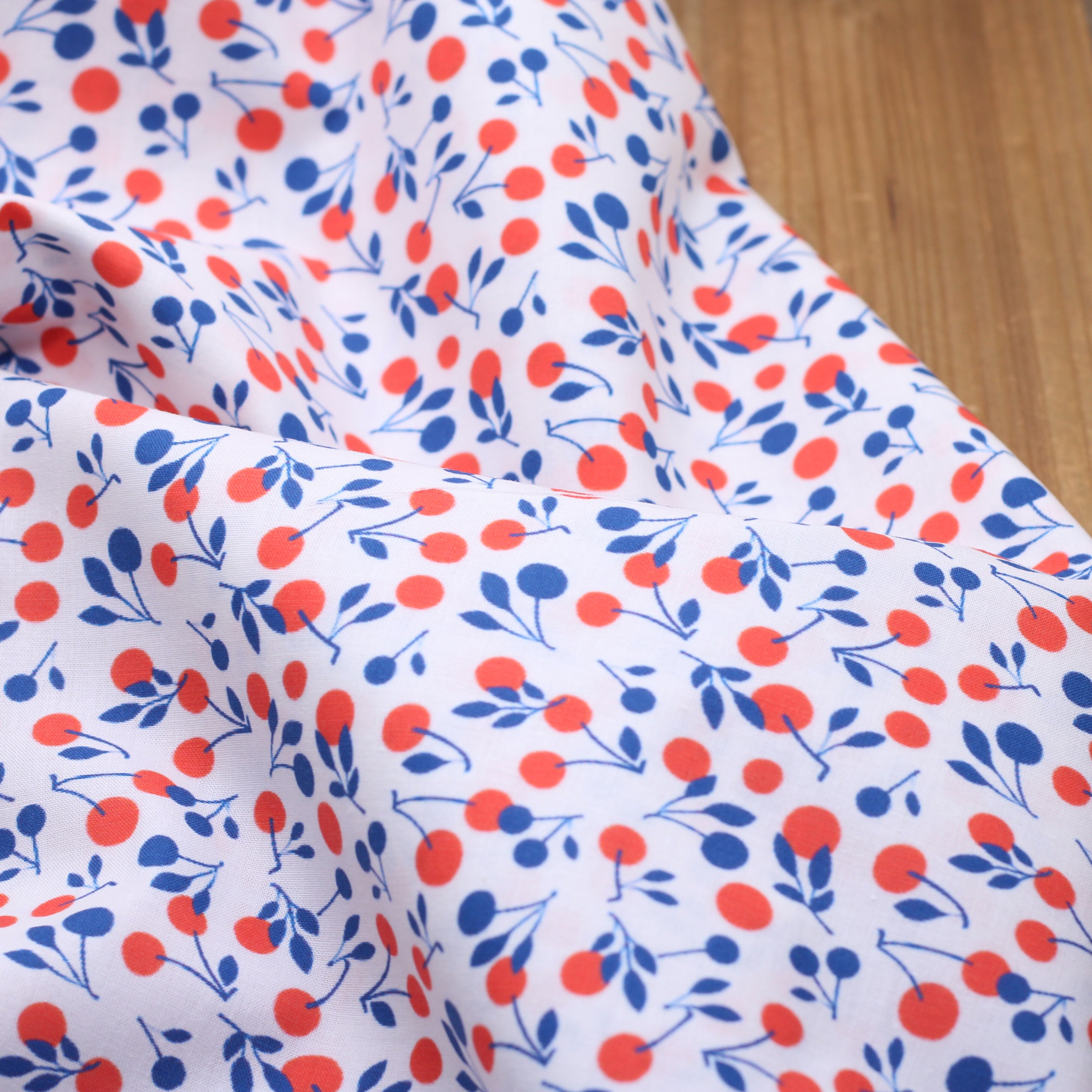 Tissu popeline de coton - CERISES - Rouge/Bleu/Blanc (vendu x10cm) Tissus Sélection Gaspard & Léonie | Gaspard et Léonie Tissus en ligne et Mercerie à Toulouse