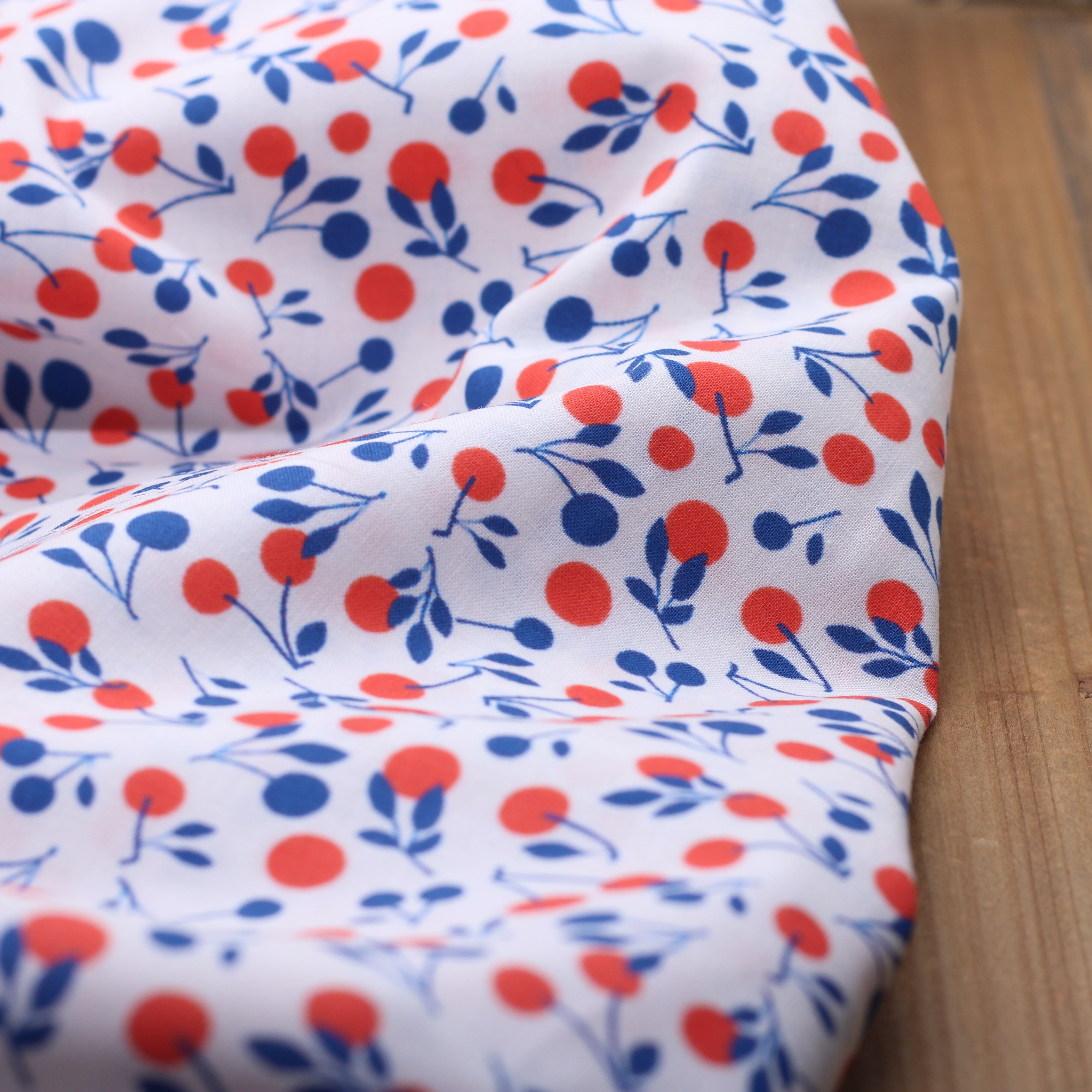 Tissu popeline de coton - CERISES - Rouge/Bleu/Blanc (vendu x10cm) Tissus Sélection Gaspard & Léonie | Gaspard et Léonie Tissus en ligne et Mercerie à Toulouse