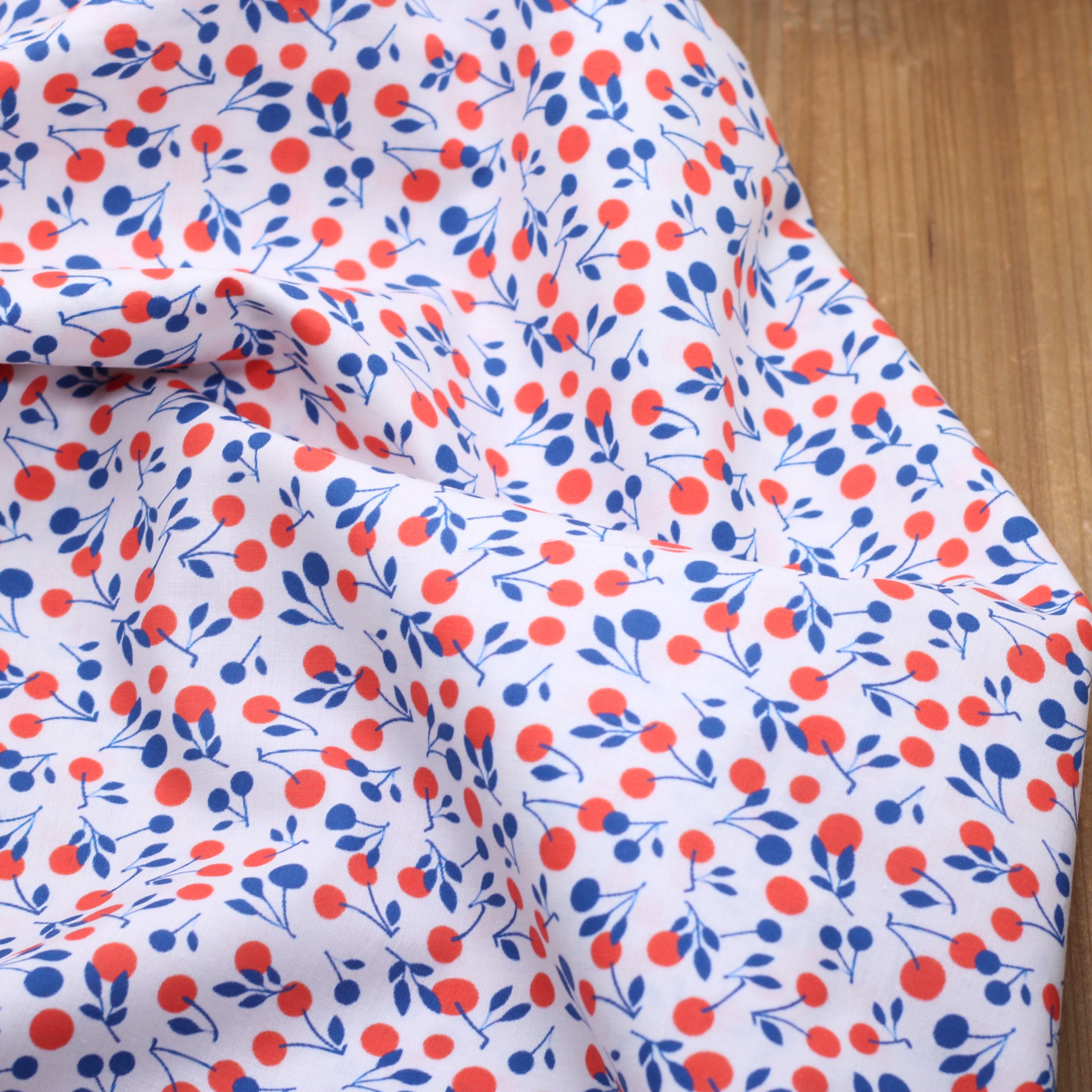 Tissu popeline de coton - CERISES - Rouge/Bleu/Blanc (vendu x10cm) Tissus Sélection Gaspard & Léonie | Gaspard et Léonie Tissus en ligne et Mercerie à Toulouse