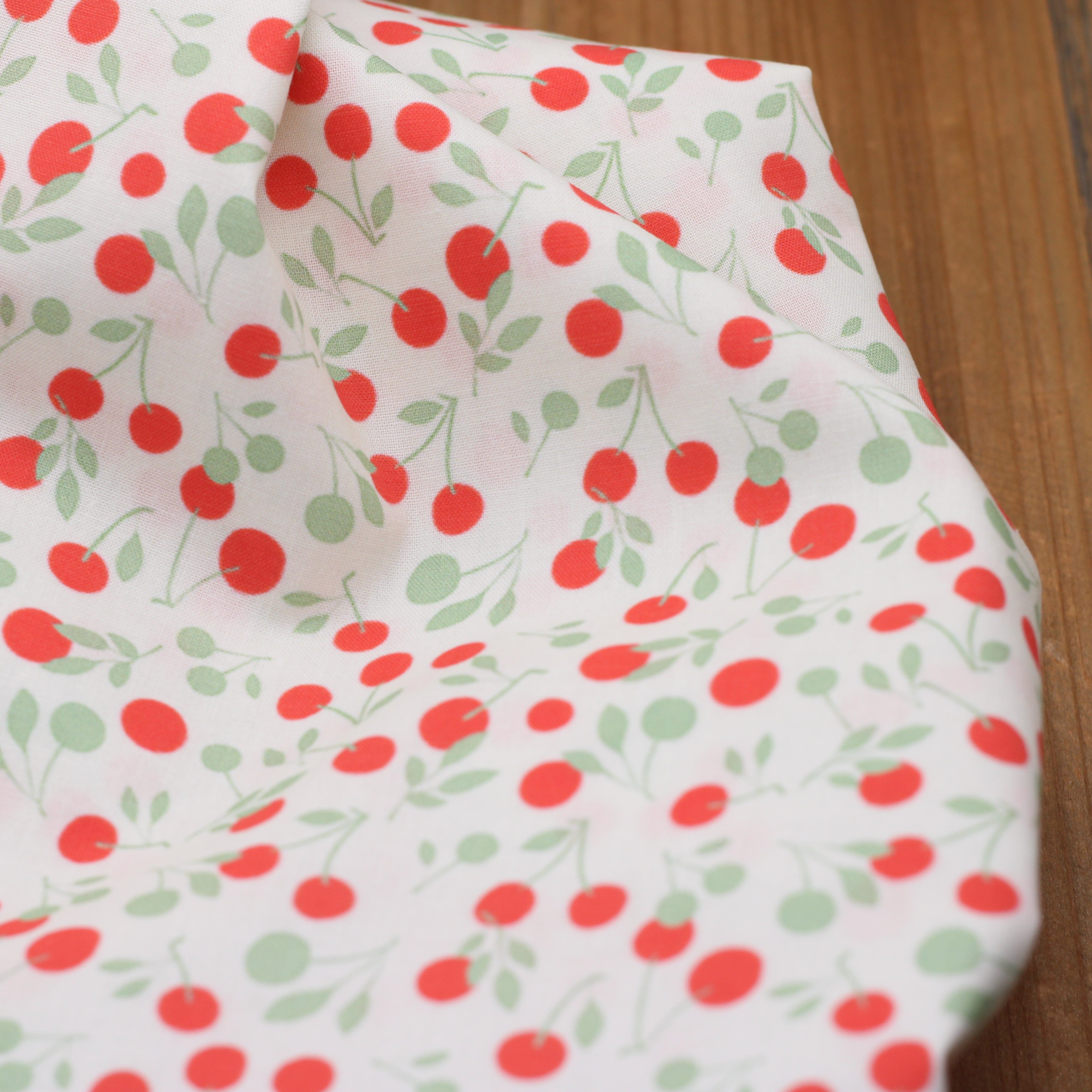 Tissu popeline de coton - CERISES - Rouge/Vert/Ecru (vendu x10cm) Tissus Sélection Gaspard & Léonie | Gaspard et Léonie Tissus en ligne et Mercerie à Toulouse