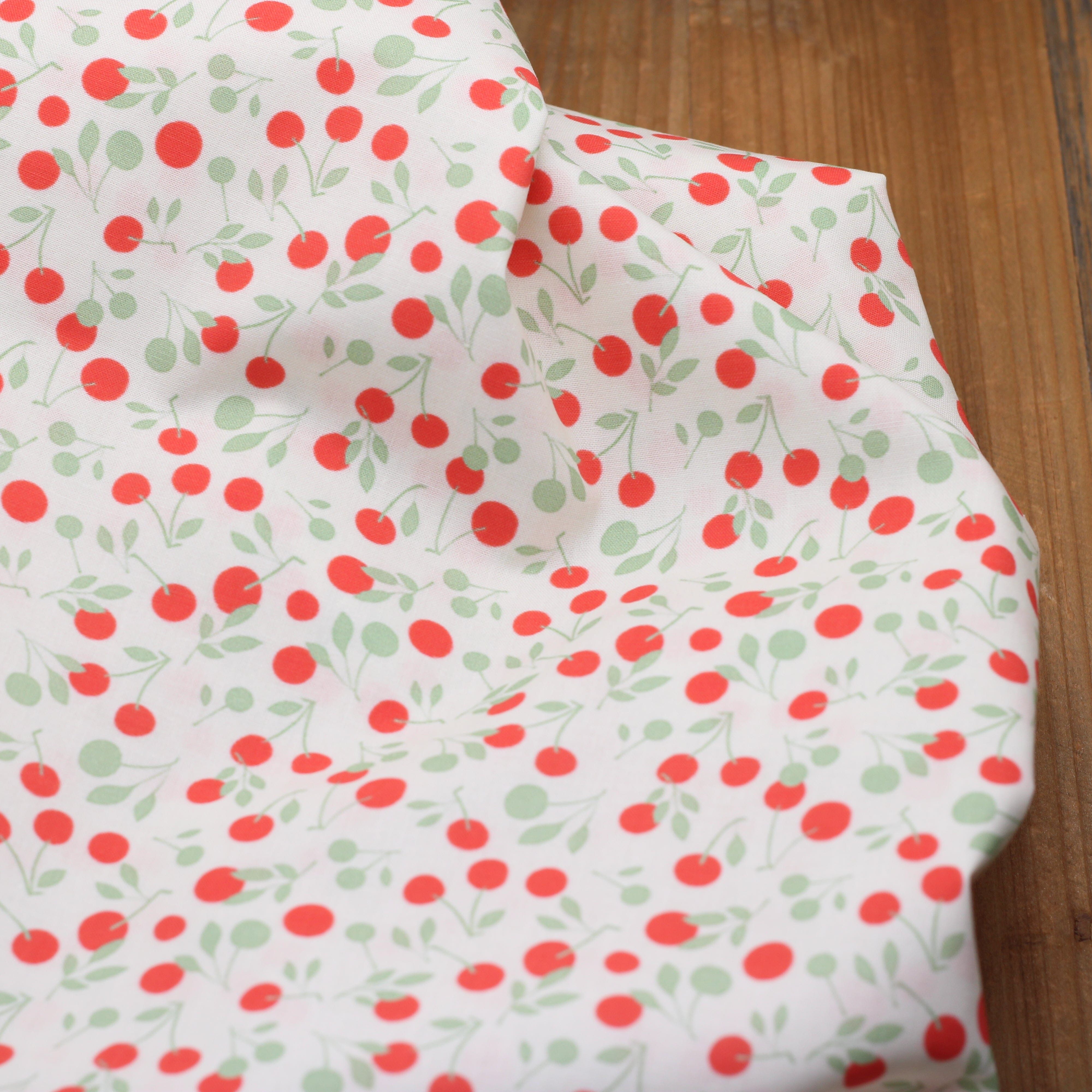 Tissu popeline de coton - CERISES - Rouge/Vert/Ecru (vendu x10cm) Tissus Sélection Gaspard & Léonie | Gaspard et Léonie Tissus en ligne et Mercerie à Toulouse