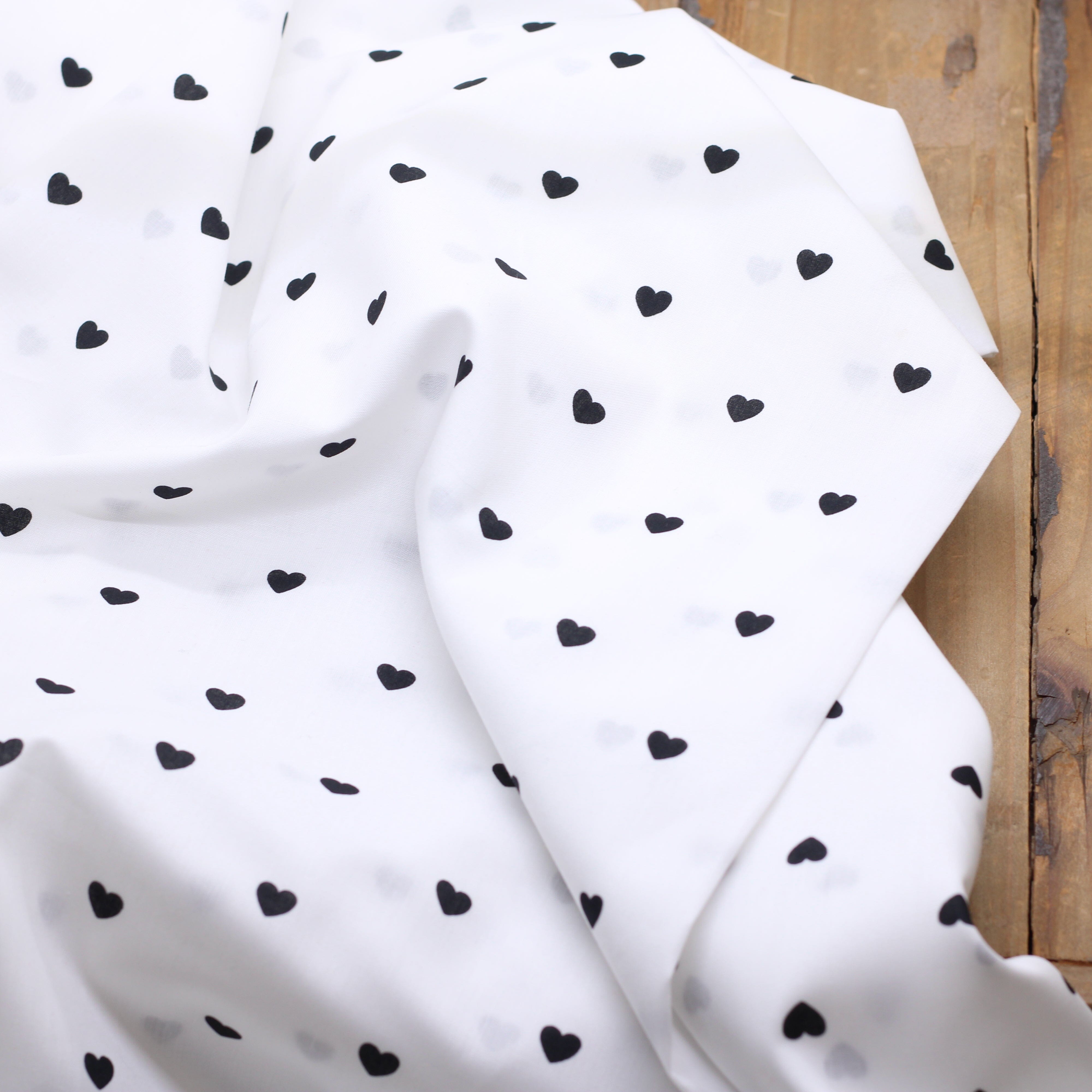 Tissu Popeline de coton - Coeurs - Blanc/Noir (Vendu x10cm) Tissus POPPY Design For You | Gaspard et Léonie Tissus en ligne et Mercerie à Toulouse