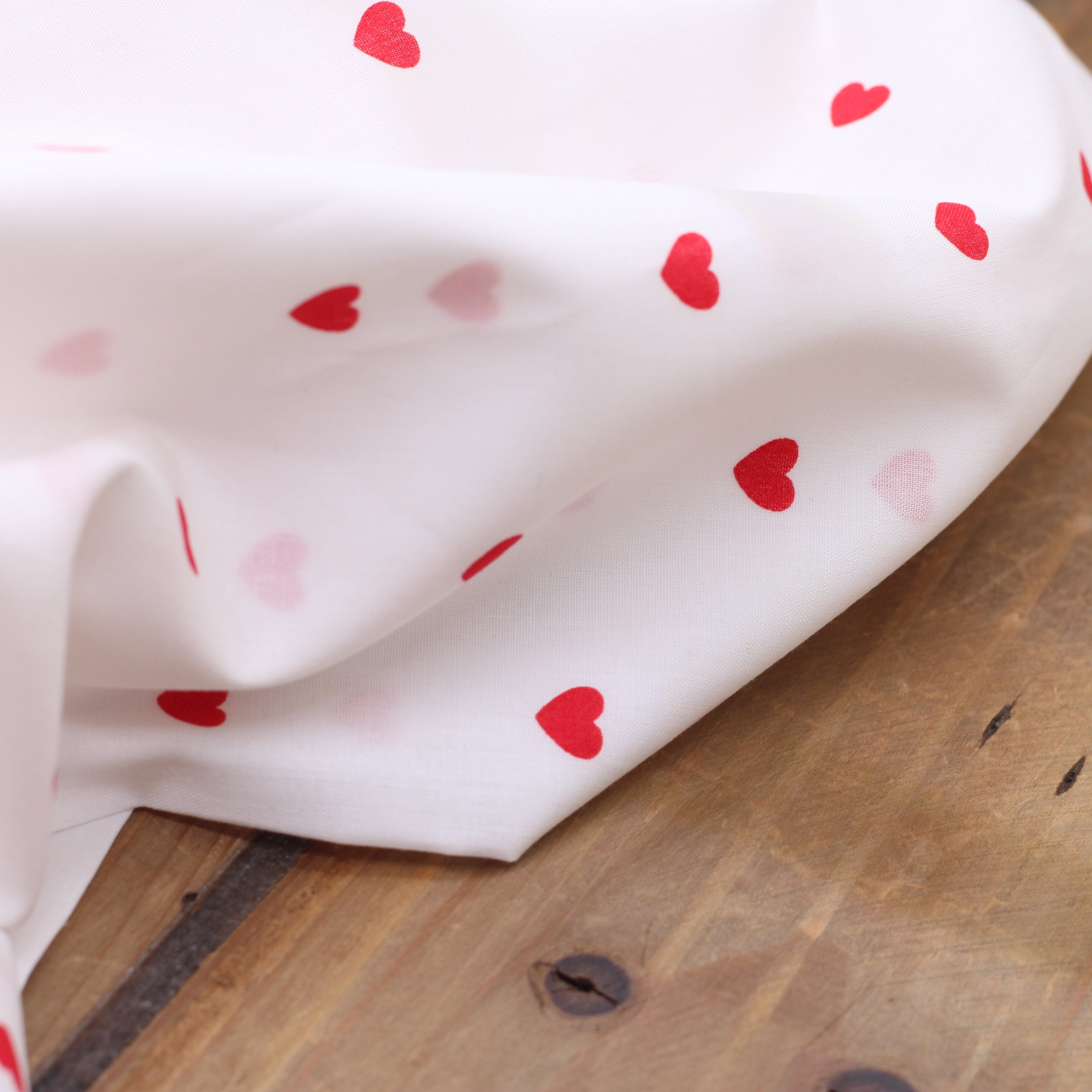 Tissu Popeline de coton - Coeurs - Blanc/Rouge (Vendu x10cm) Tissus POPPY Design For You | Gaspard et Léonie Tissus en ligne et Mercerie à Toulouse
