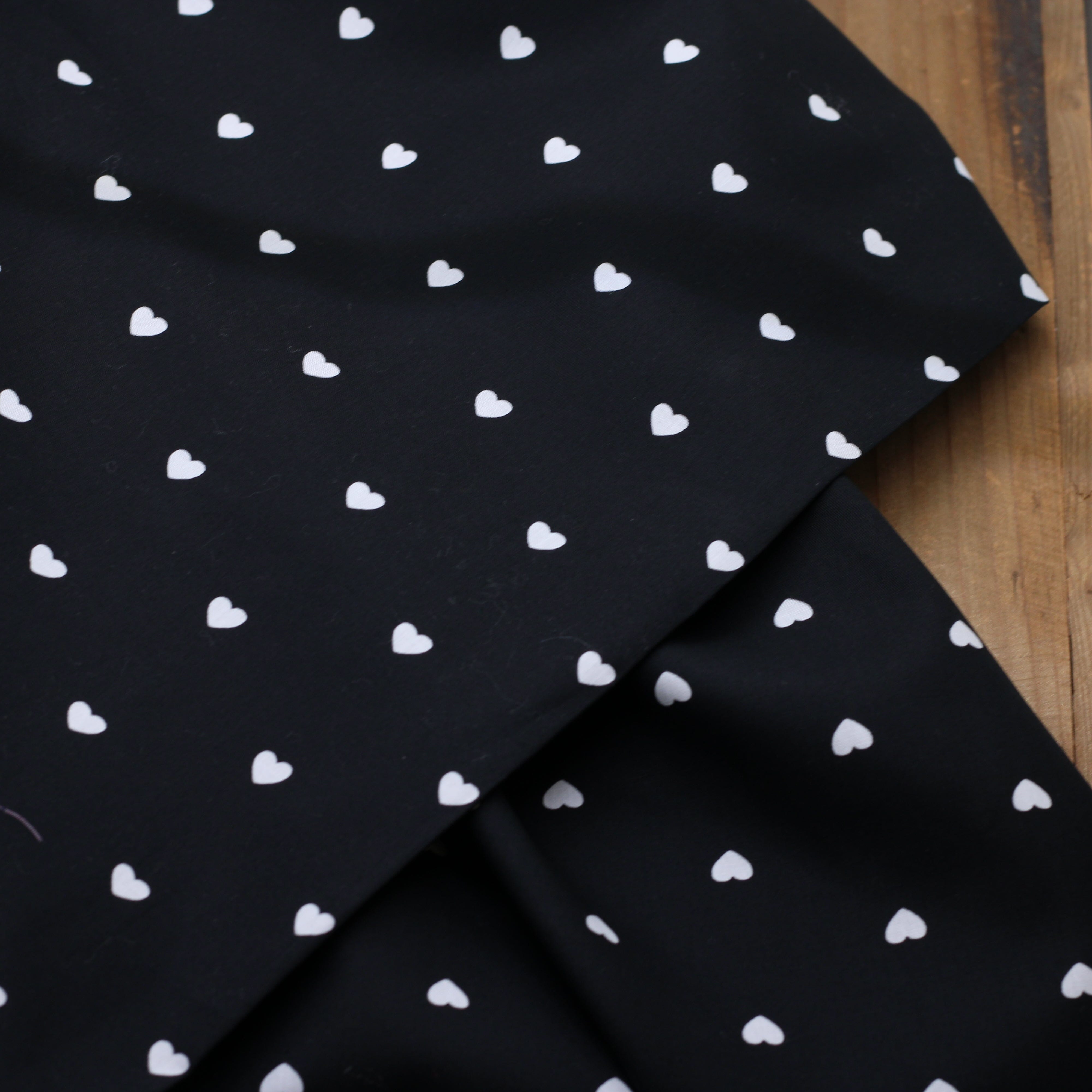 Tissu Popeline de coton - Coeurs - Noir/Blanc (Vendu x10cm) Tissus POPPY Design For You | Gaspard et Léonie Tissus en ligne et Mercerie à Toulouse