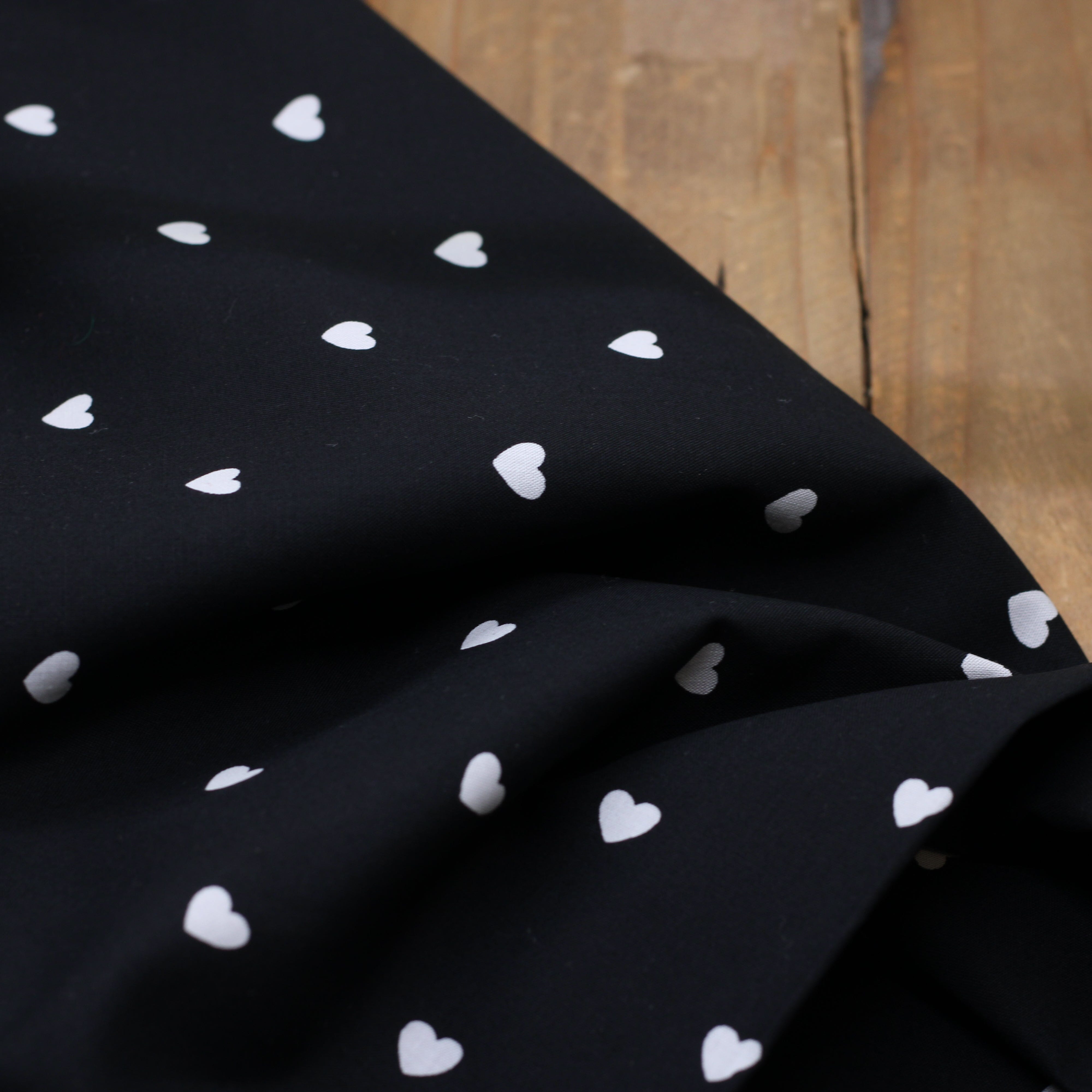 Tissu Popeline de coton - Coeurs - Noir/Blanc (Vendu x10cm) Tissus POPPY Design For You | Gaspard et Léonie Tissus en ligne et Mercerie à Toulouse
